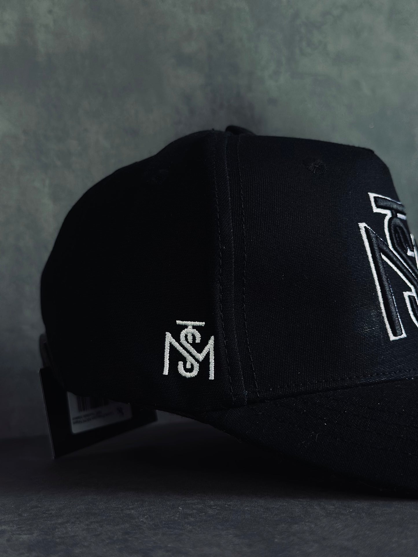 GORRA PREMIUM MON NEGRA MST BORDADO BLANCO