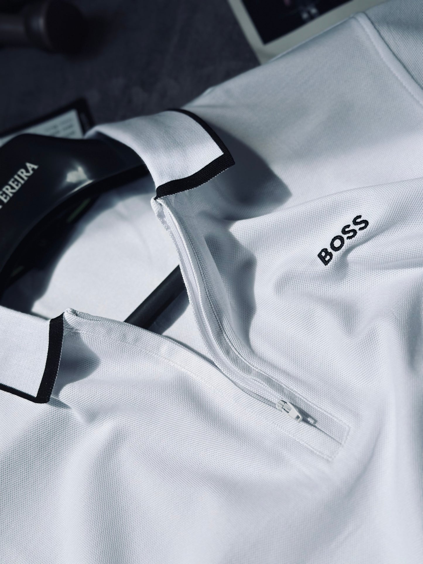 CAMISETA POLO BOS BLANCA CREMALLERA LINEA NEGRA