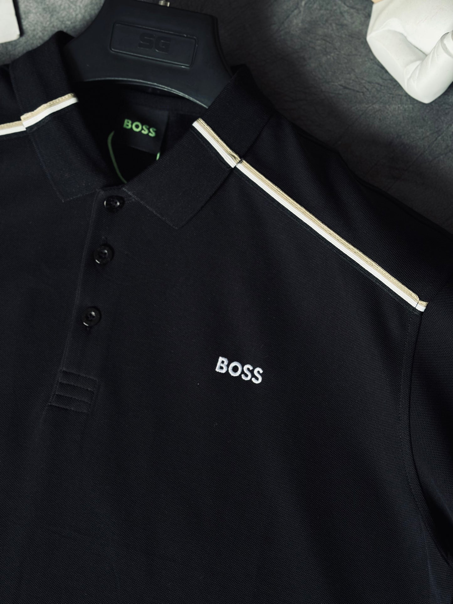 CAMISETA POLO HUG NEGRA LINEA