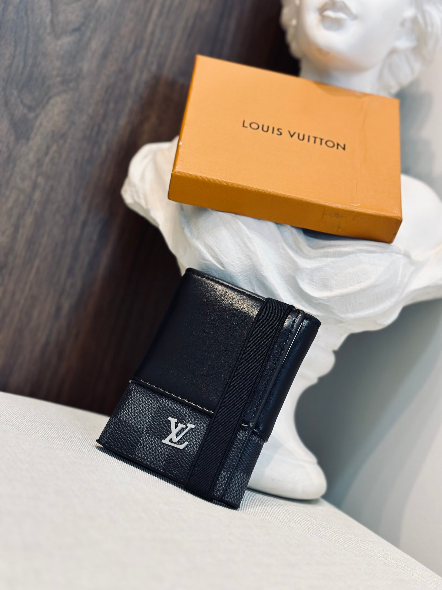 BILLETERA LOU NEGRA CUERINA LV MET