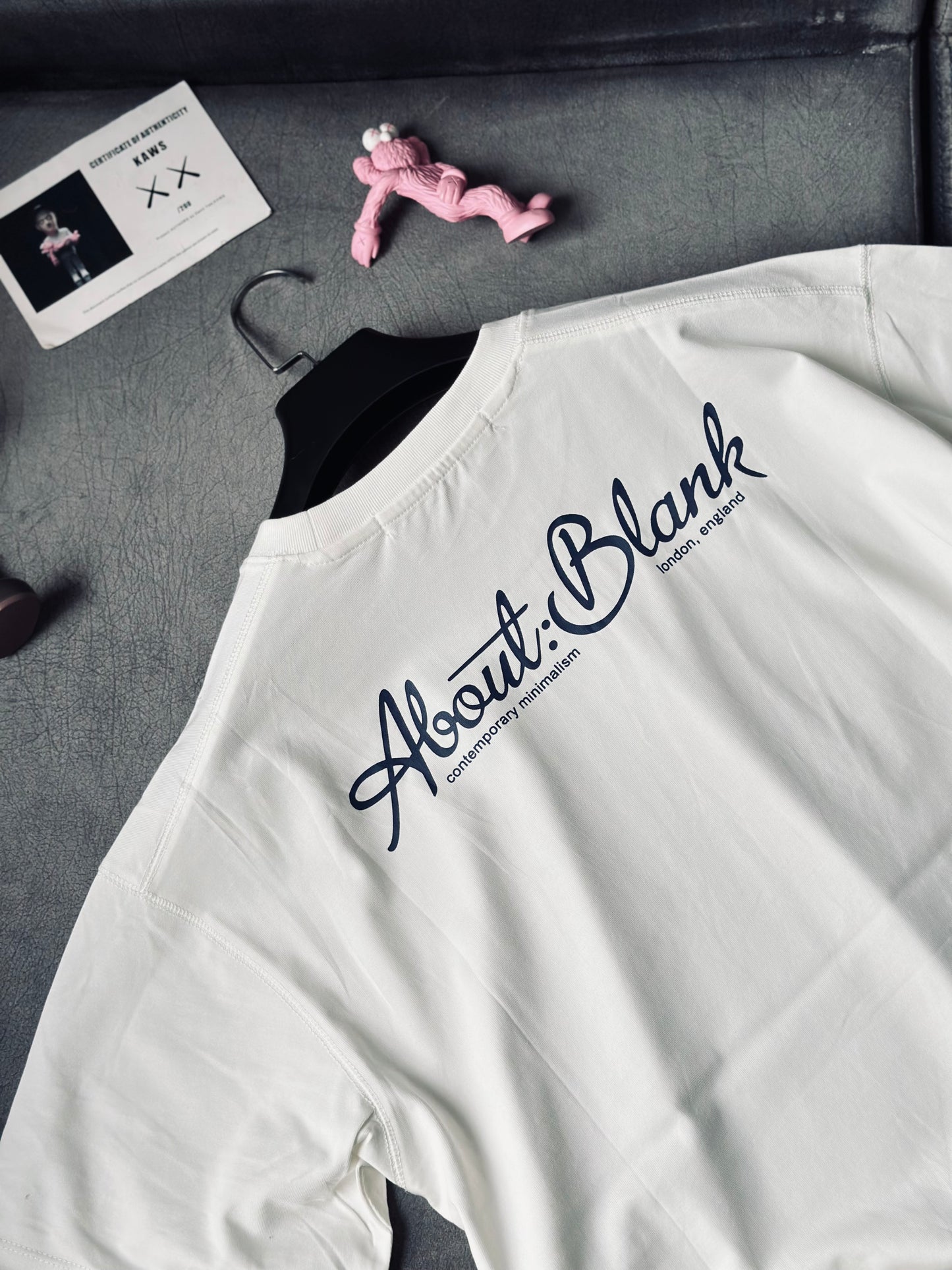 CAMISETA OVERSIZE ABO BLANCA LETRA AZUL OSCURO