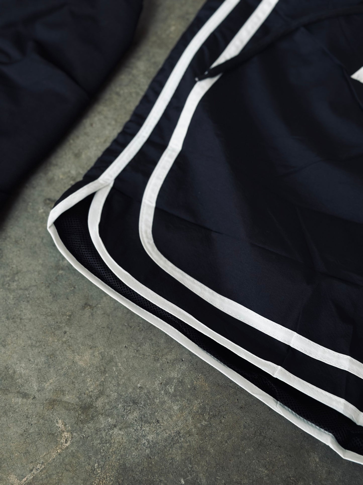 PANTALONETA HEL NEGRA LOGO ROJO