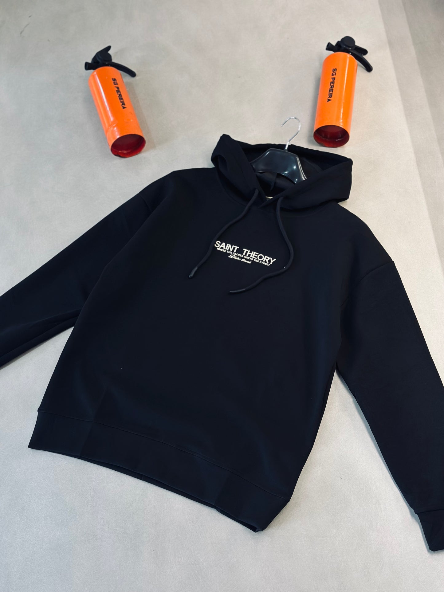 HOODIE SAI NEGRO OJOS AMARILLOS