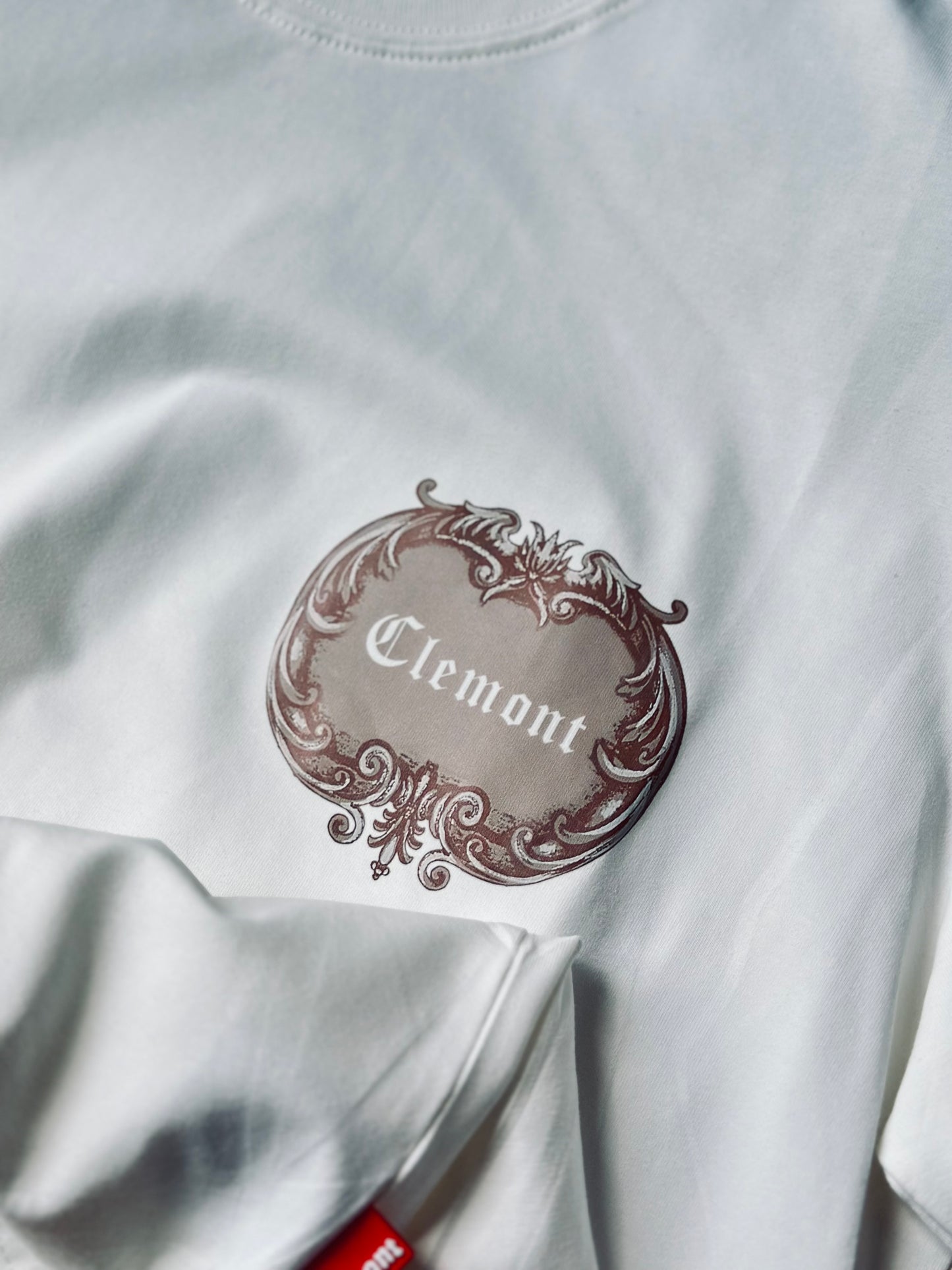 CAMISETA SLIM CLE BLANCA BORDE CAFÉ