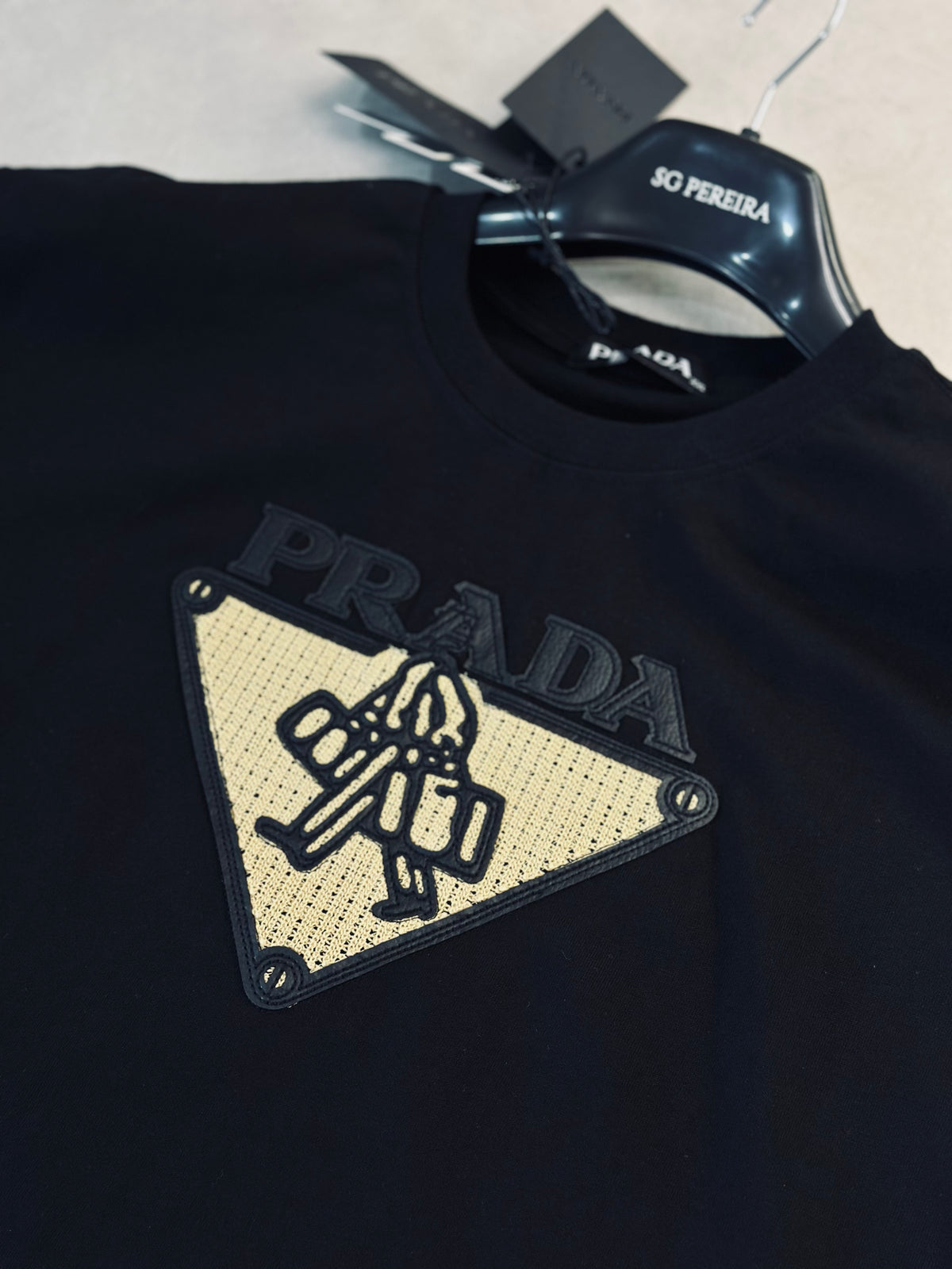 CAMISETA SEMI OVERSIZE PRA NEGRA TRIANGULO TEJIDO