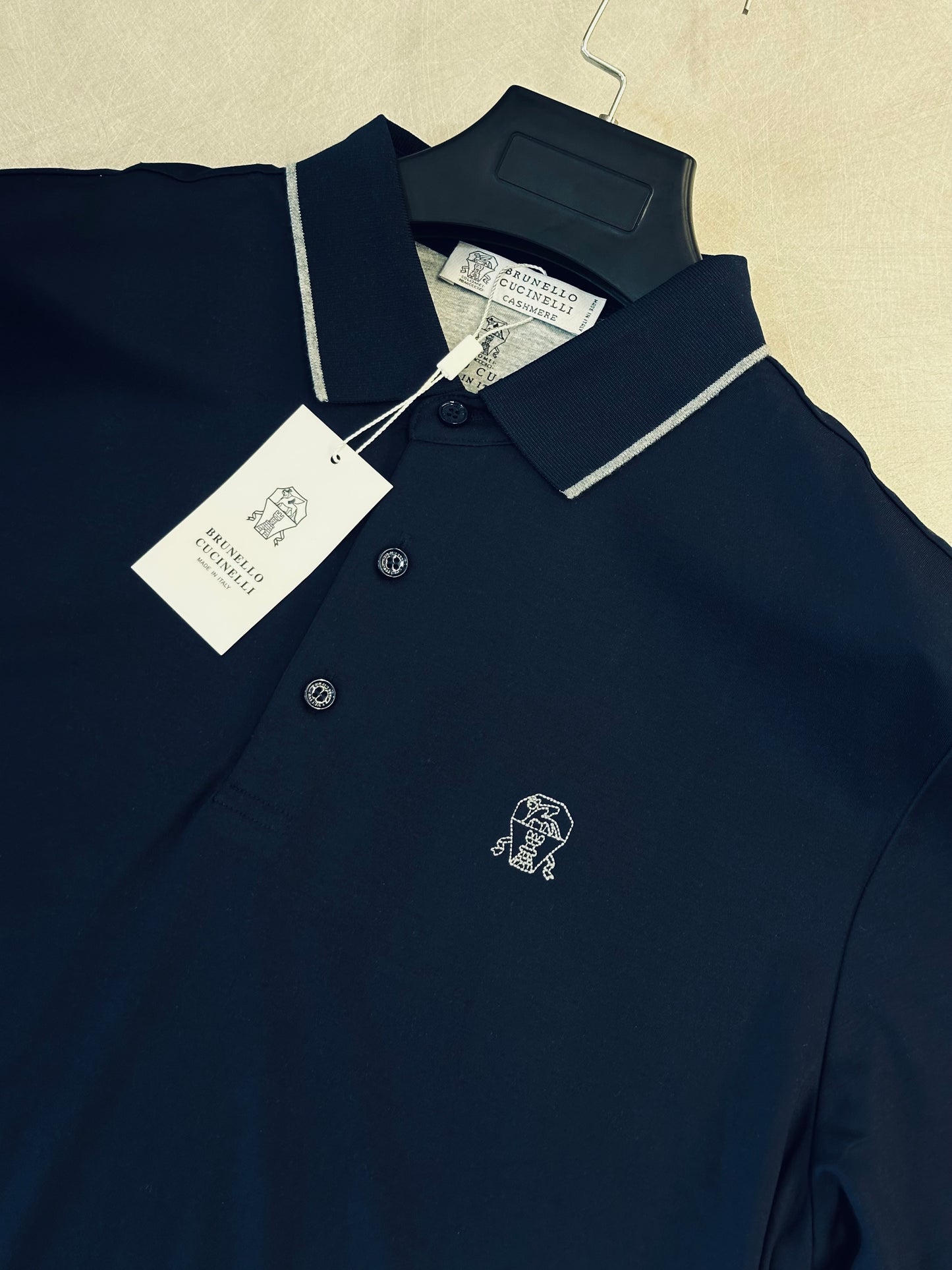 CAMISETA POLO BRU AZUL OSCURO LOGO TEJIDO
