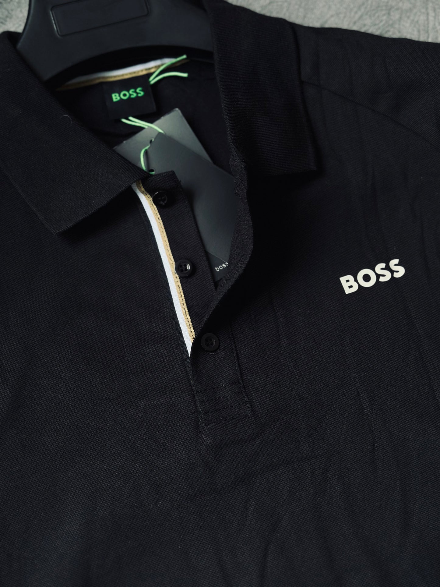 CAMISETA POLO HUG NEGRA BO BLANCO