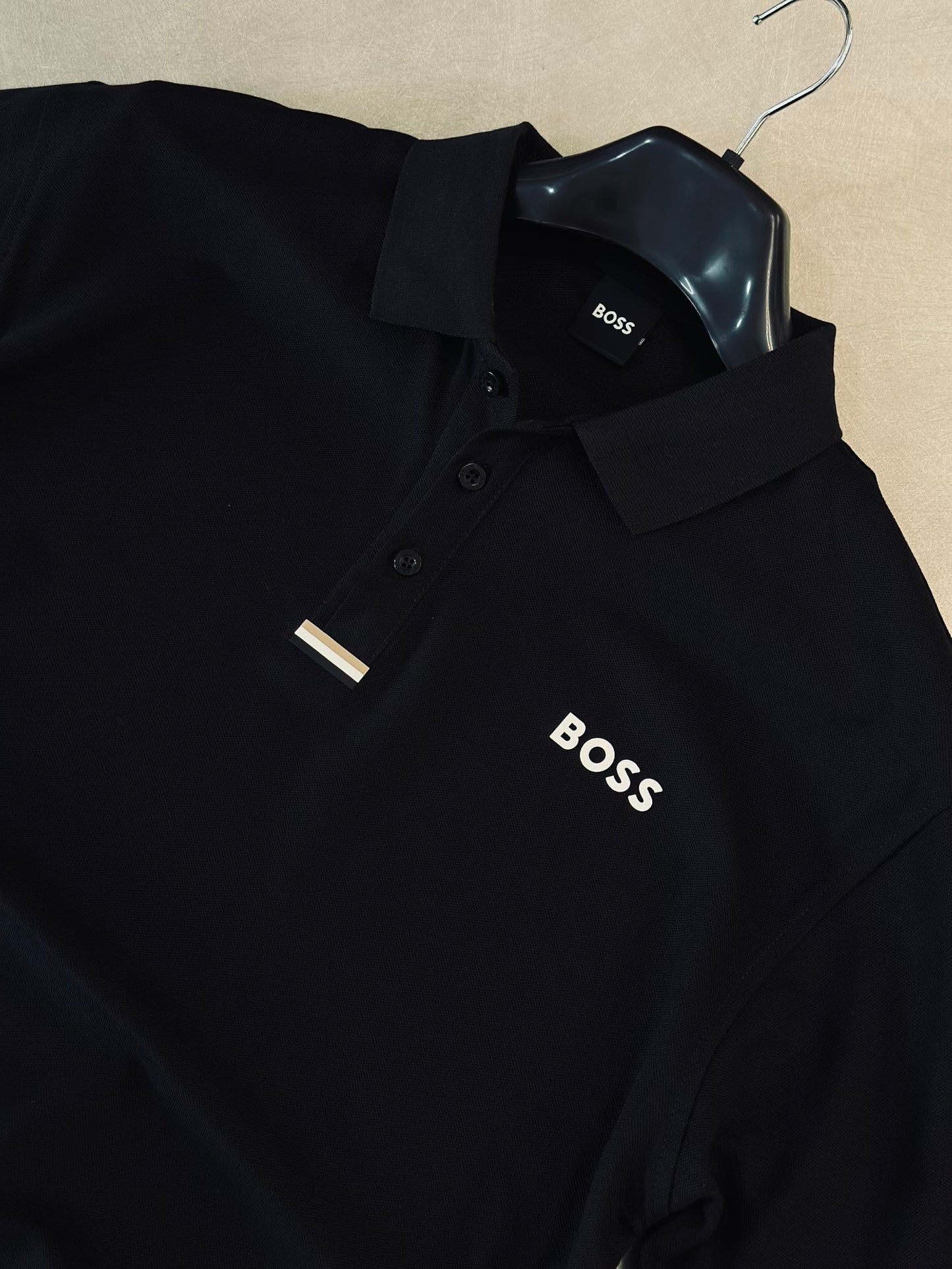 CAMISETA POLO BOS NEGRA BANDERA BOTONES