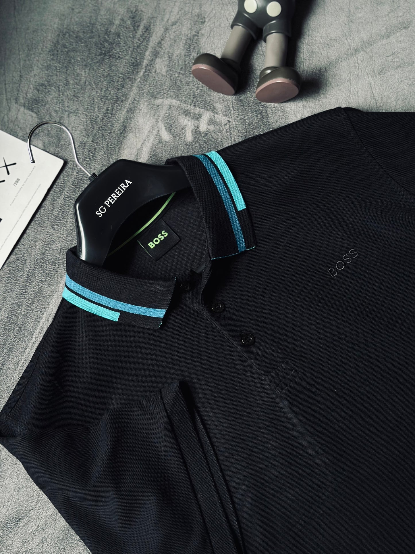 CAMISETA POLO BOS NEGRA CUELLO AZUL
