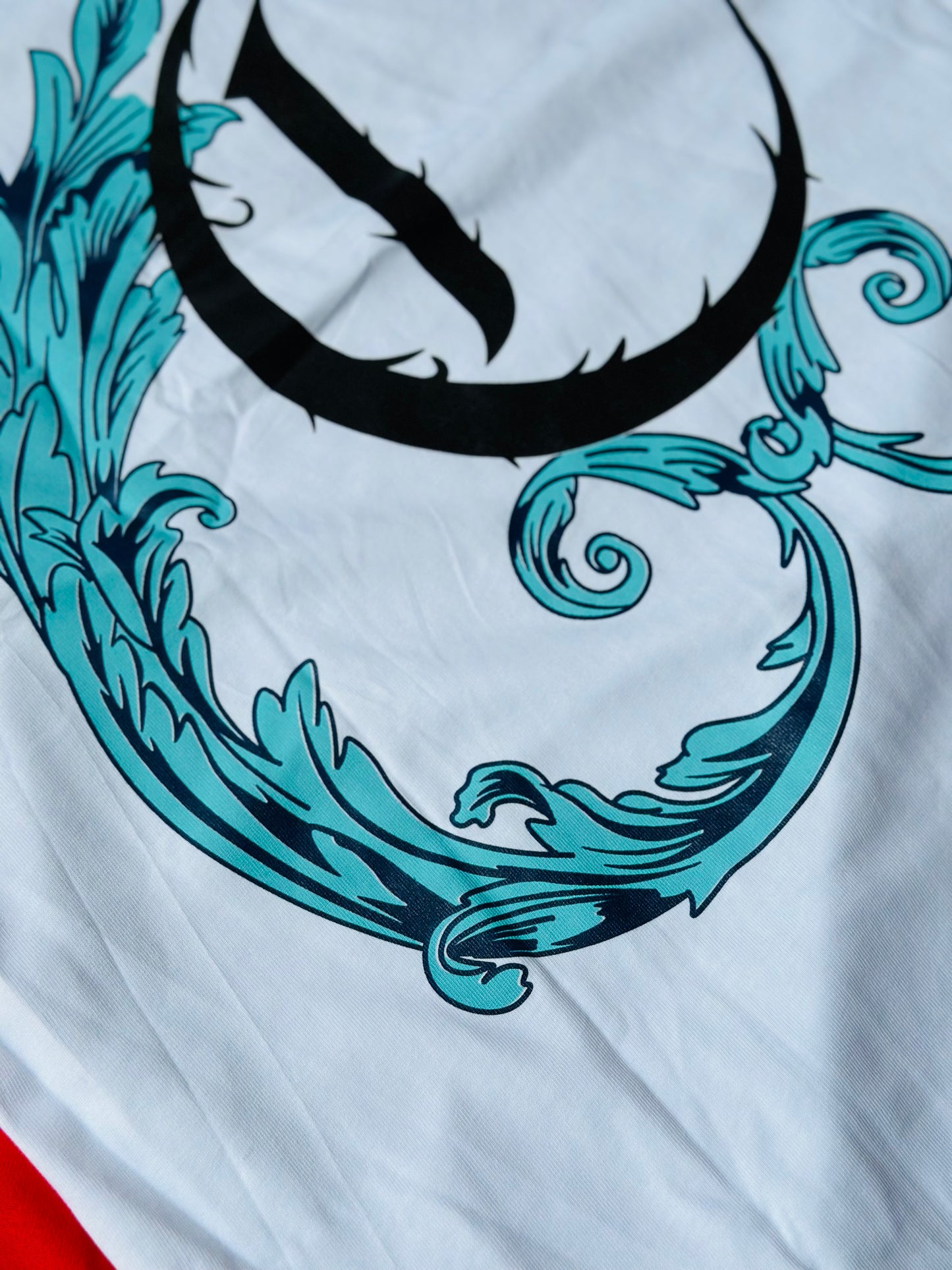 CAMISETA OVERSIZE CLE BLANCA C DETALLE AZUL