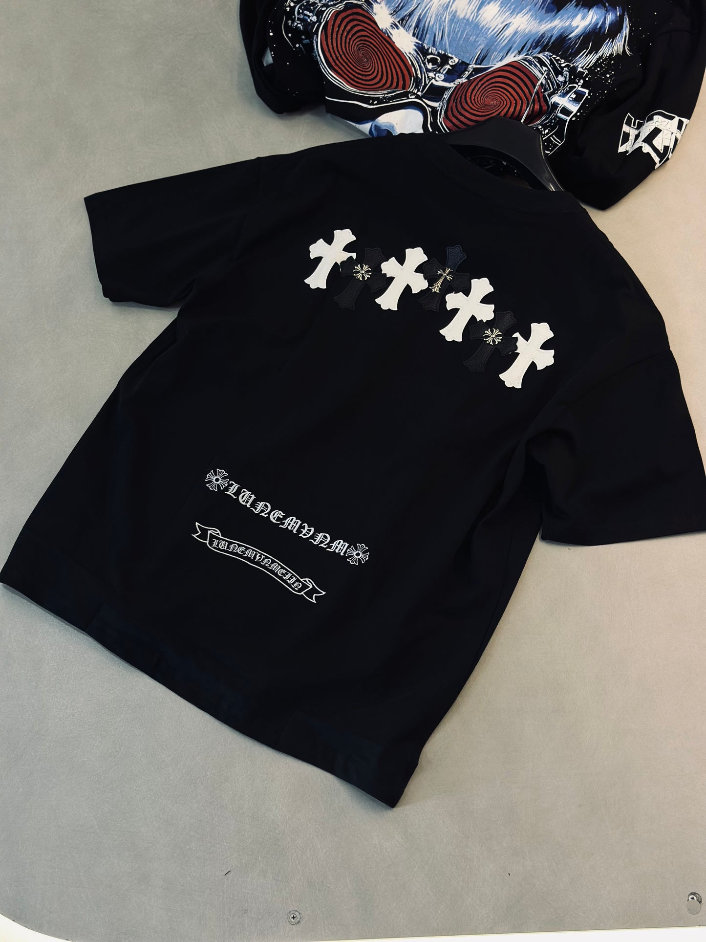 CAMISETA OVERSIZE CHR NEGRA CRUCES CUERINA PLACA MET
