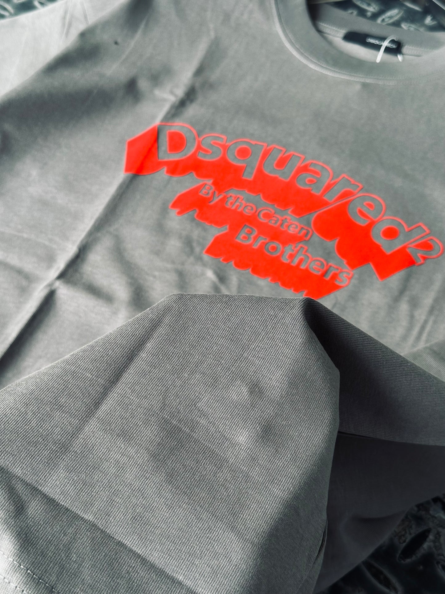 CAMISETA OVERSIZE DSQ GRIS LETRA ROJA