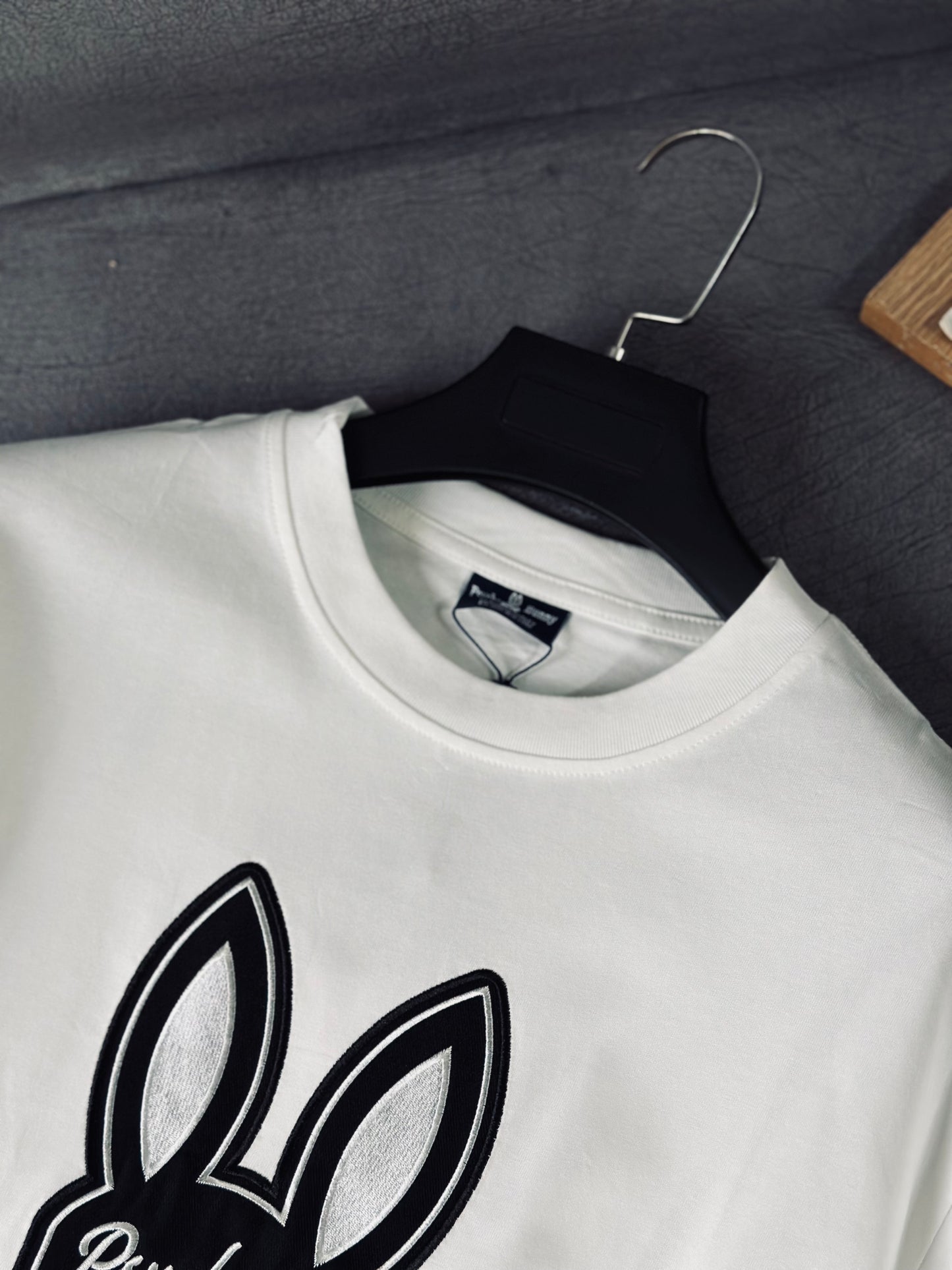 CAMISETA SLIM PSY BLANCA BORDE PLATEADO