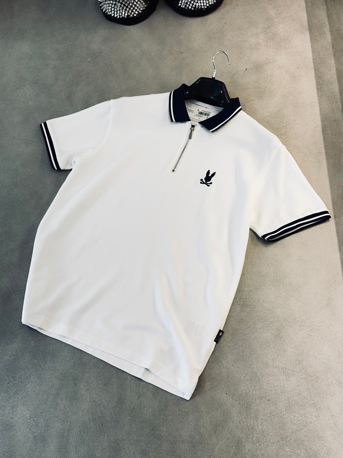 CAMISETA POLO PSY BLANCA CREMALLERA CONEJO AZUL