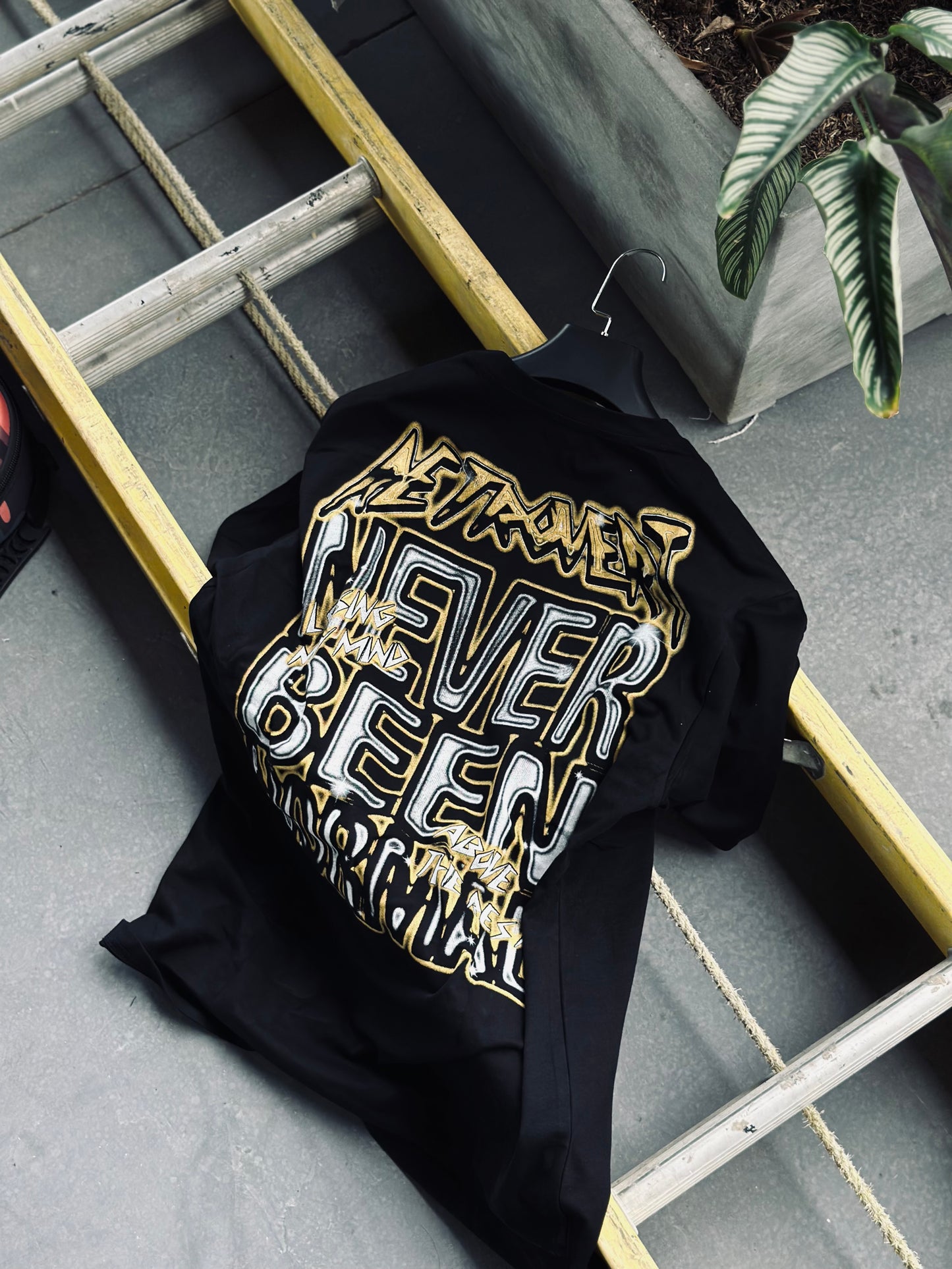 CAMISETA OVERSIZE RET NEGRA CALABERA AMARILLA