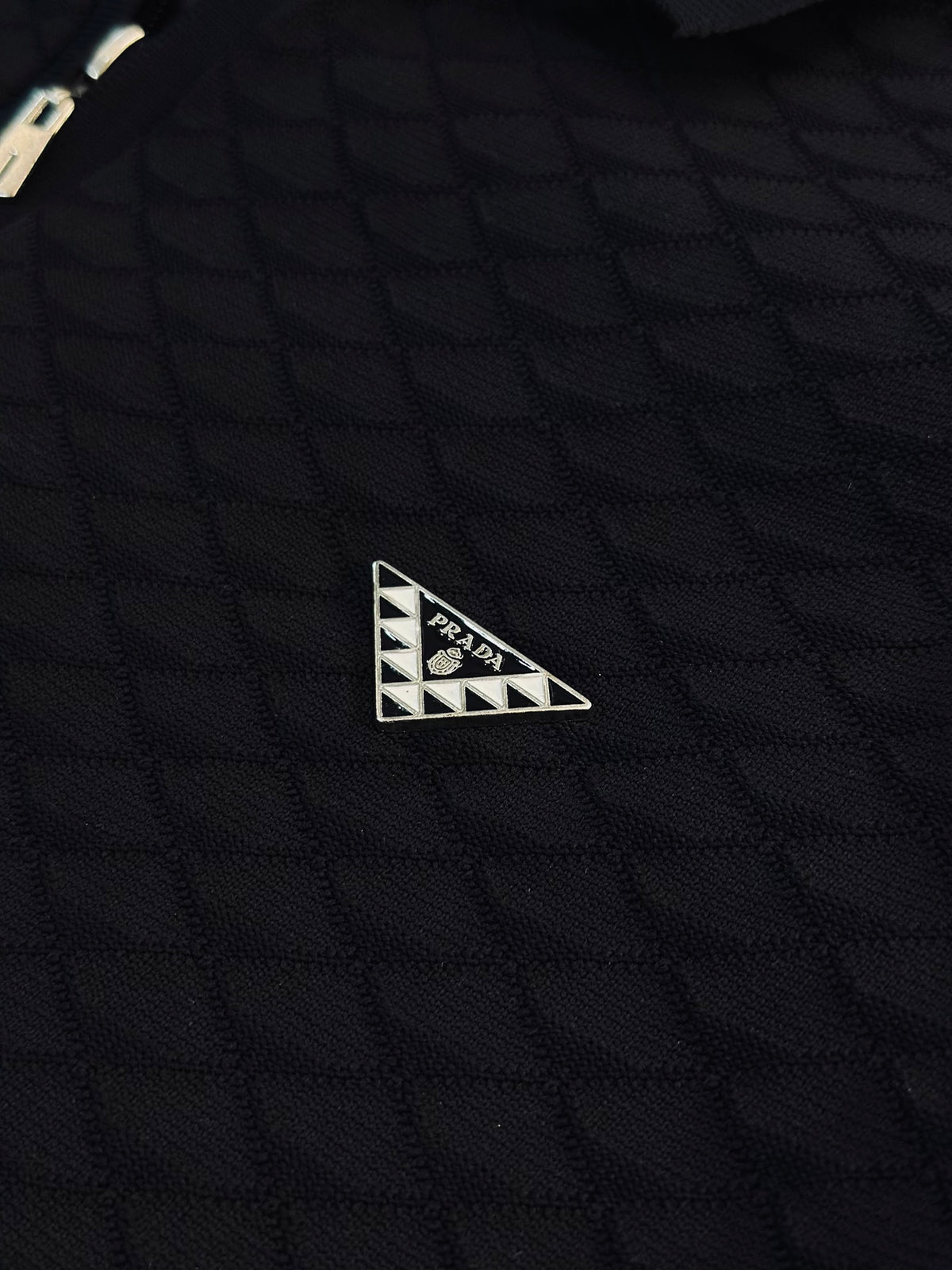 CAMISETA POLO PRA NEGRA TEJIDO PLACA MET