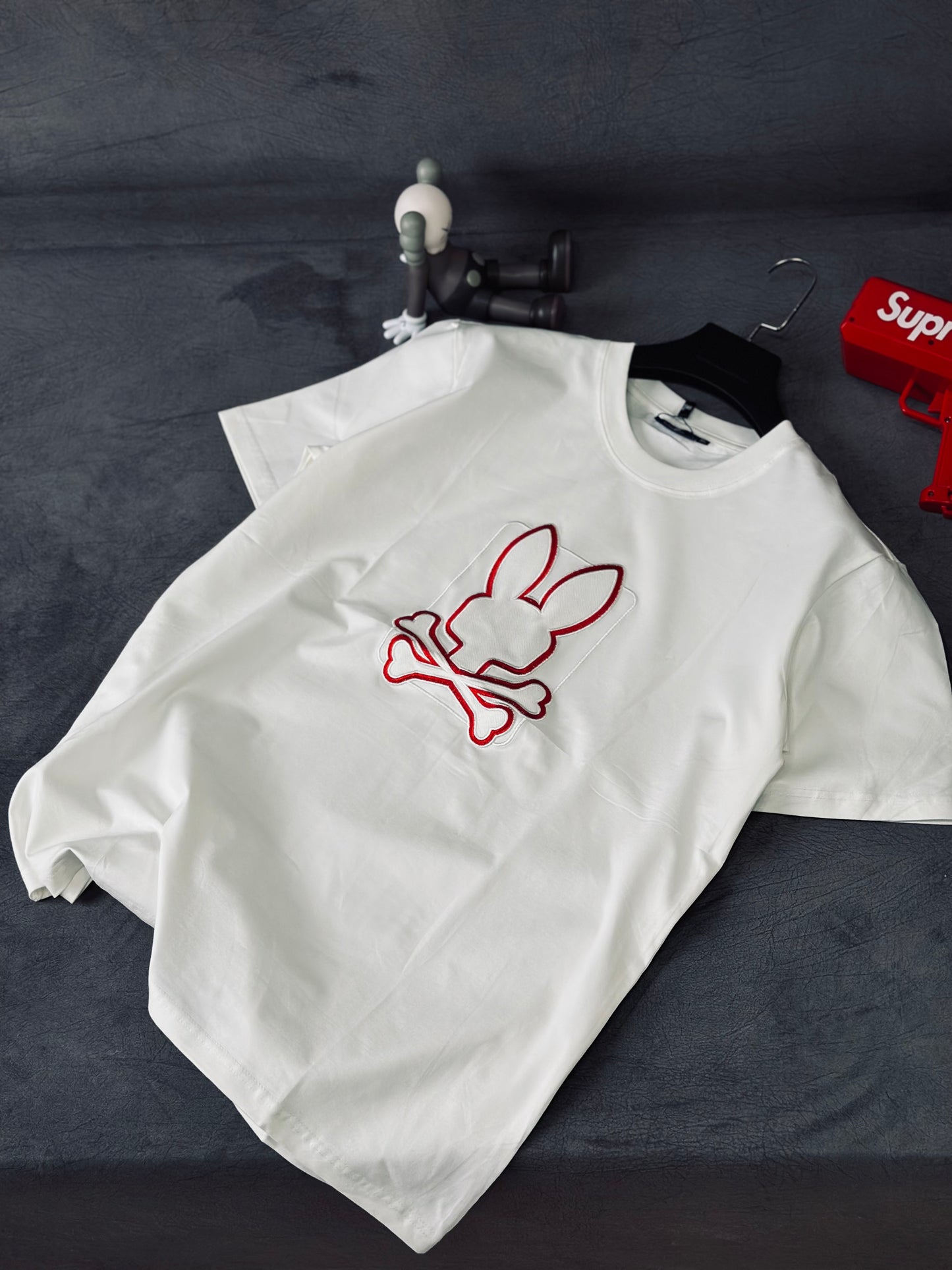 CAMISETA SLIM PSY BLANCA CONEJO ROJO