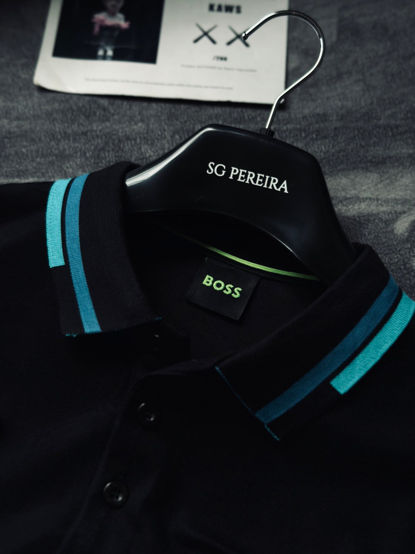 CAMISETA POLO BOS NEGRA CUELLO AZUL