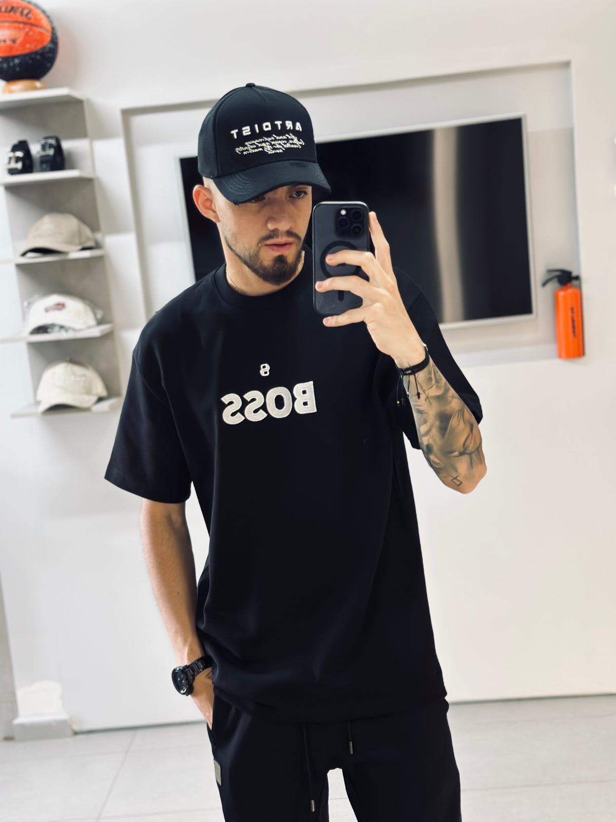 CAMISETA SEMI OVERSIZE BOS NEGRA 8 BORDADO