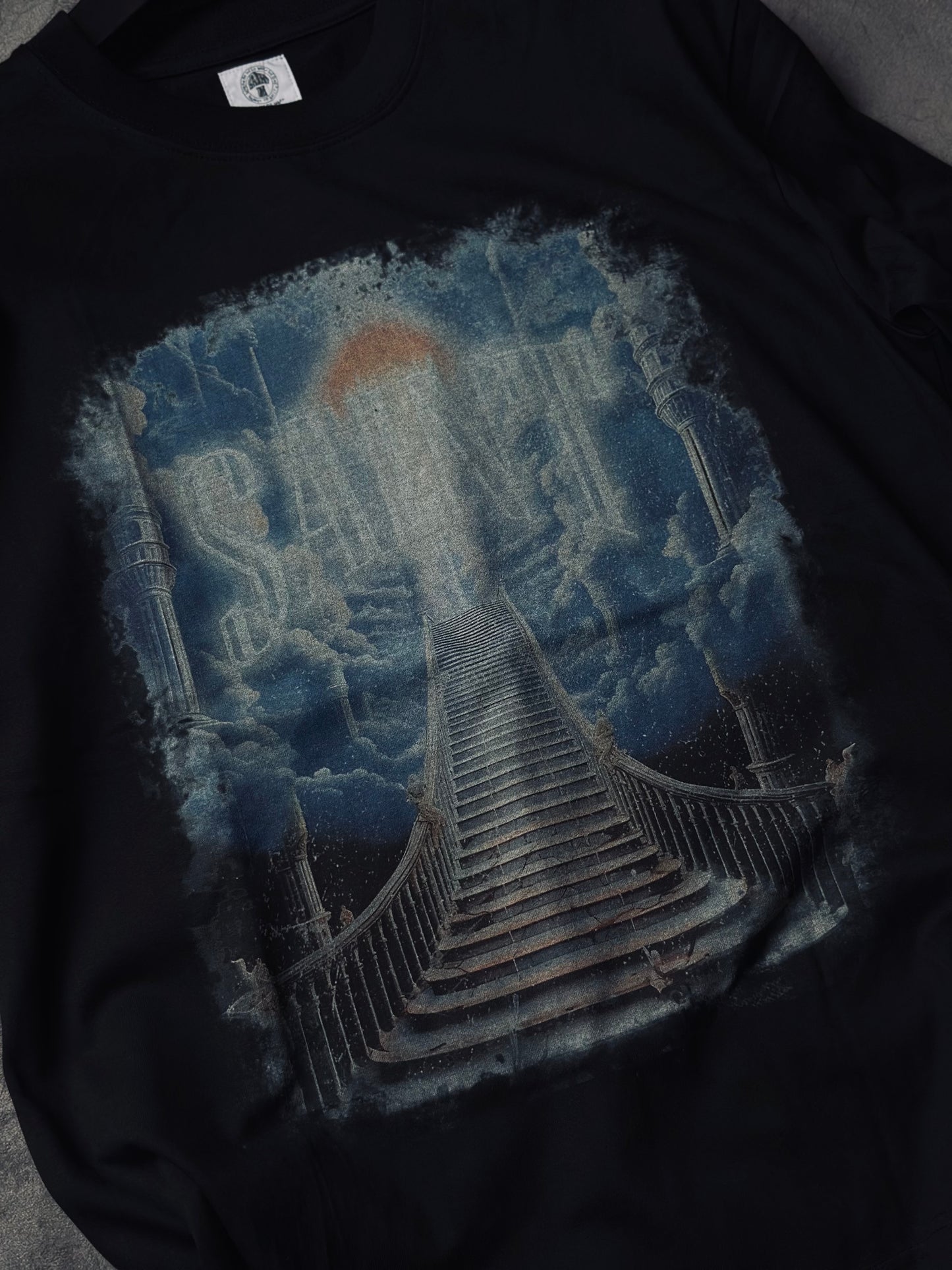 CAMISETA OVERSIZE SAI NEGRA ESCALERA CIELO