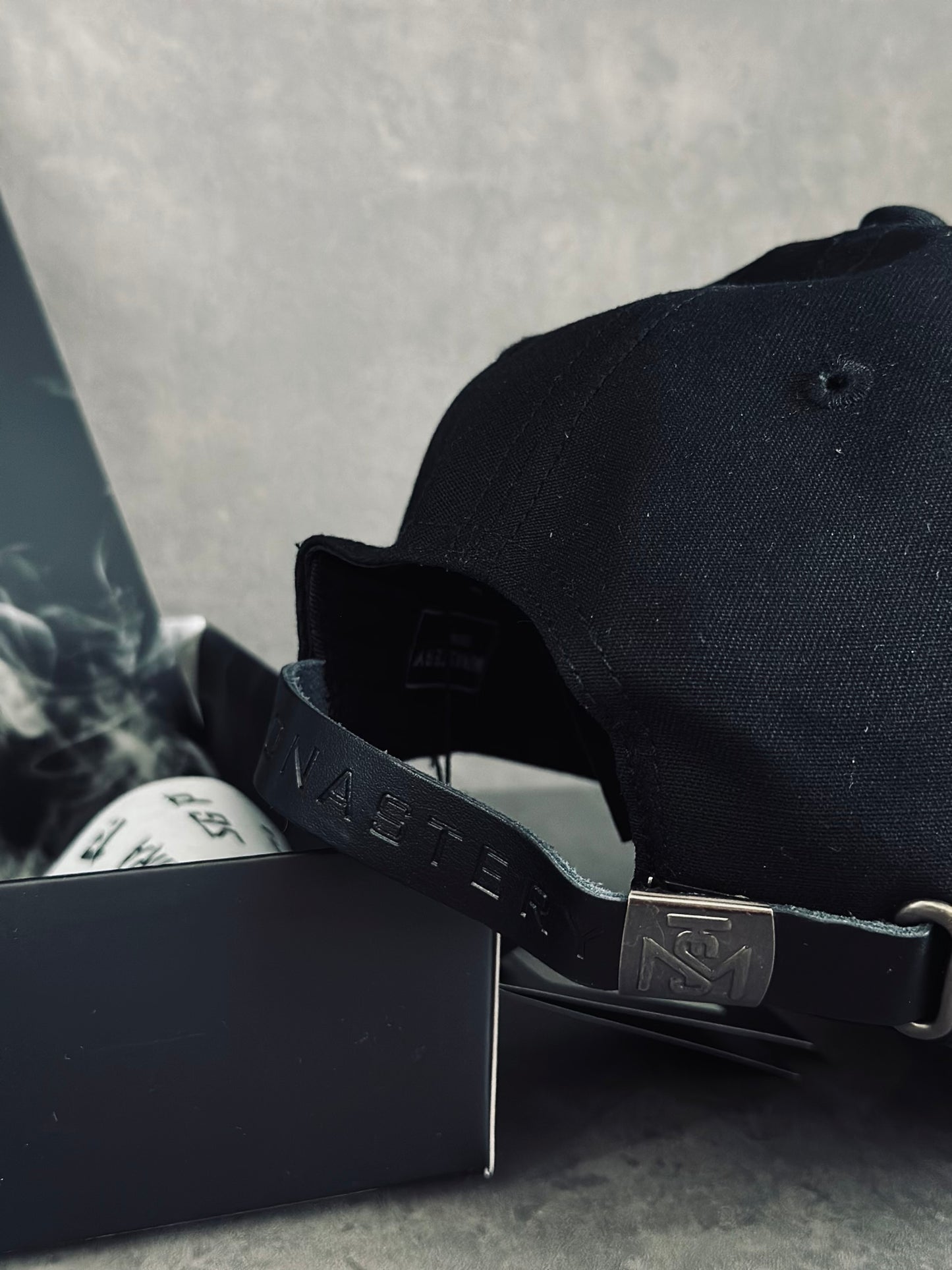 GORRA PREMIUM MON NEGRA VISERA 3D BLANCO