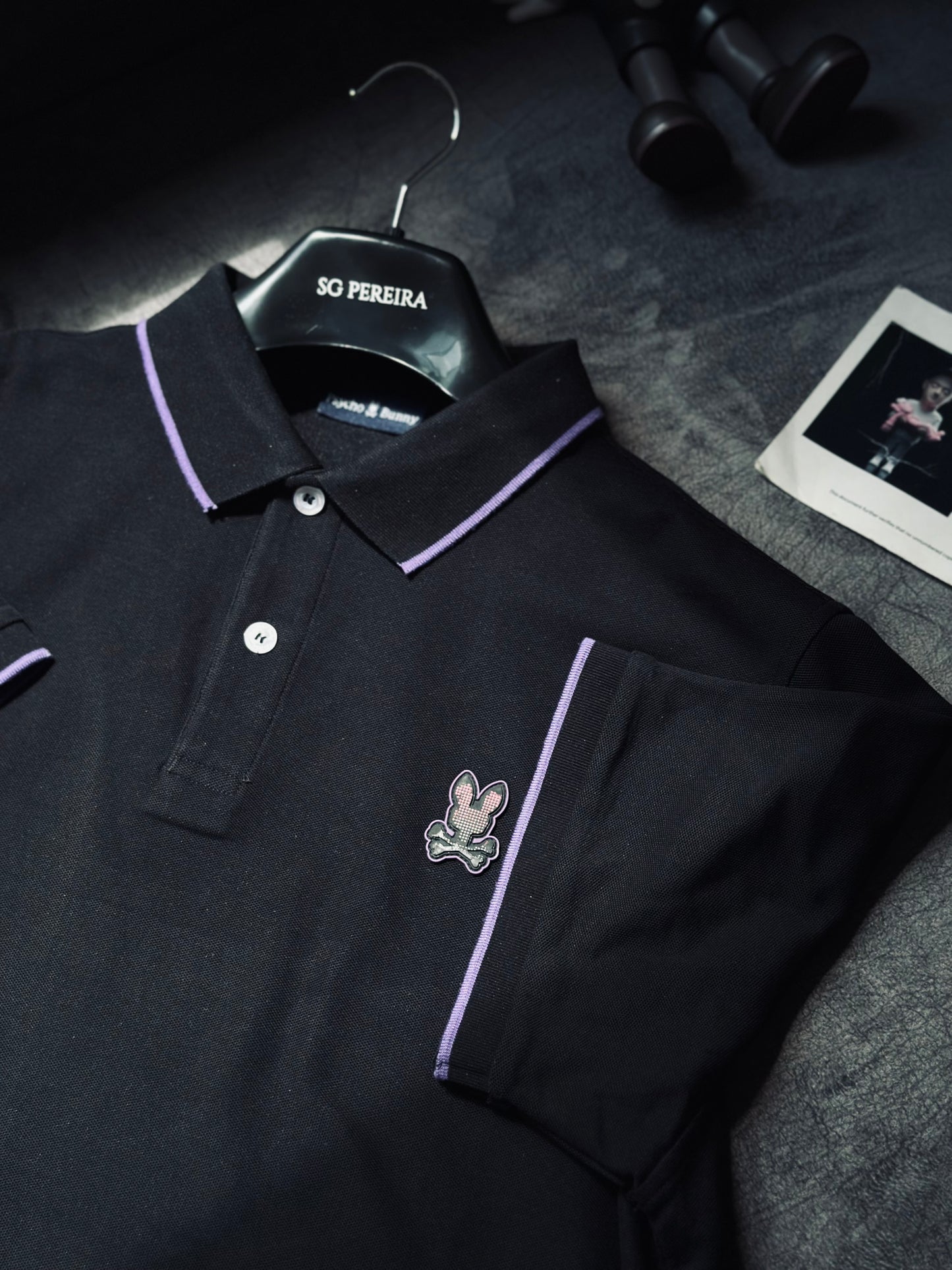 CAMISETA POLO PSY NEGRA LINEA MORADA