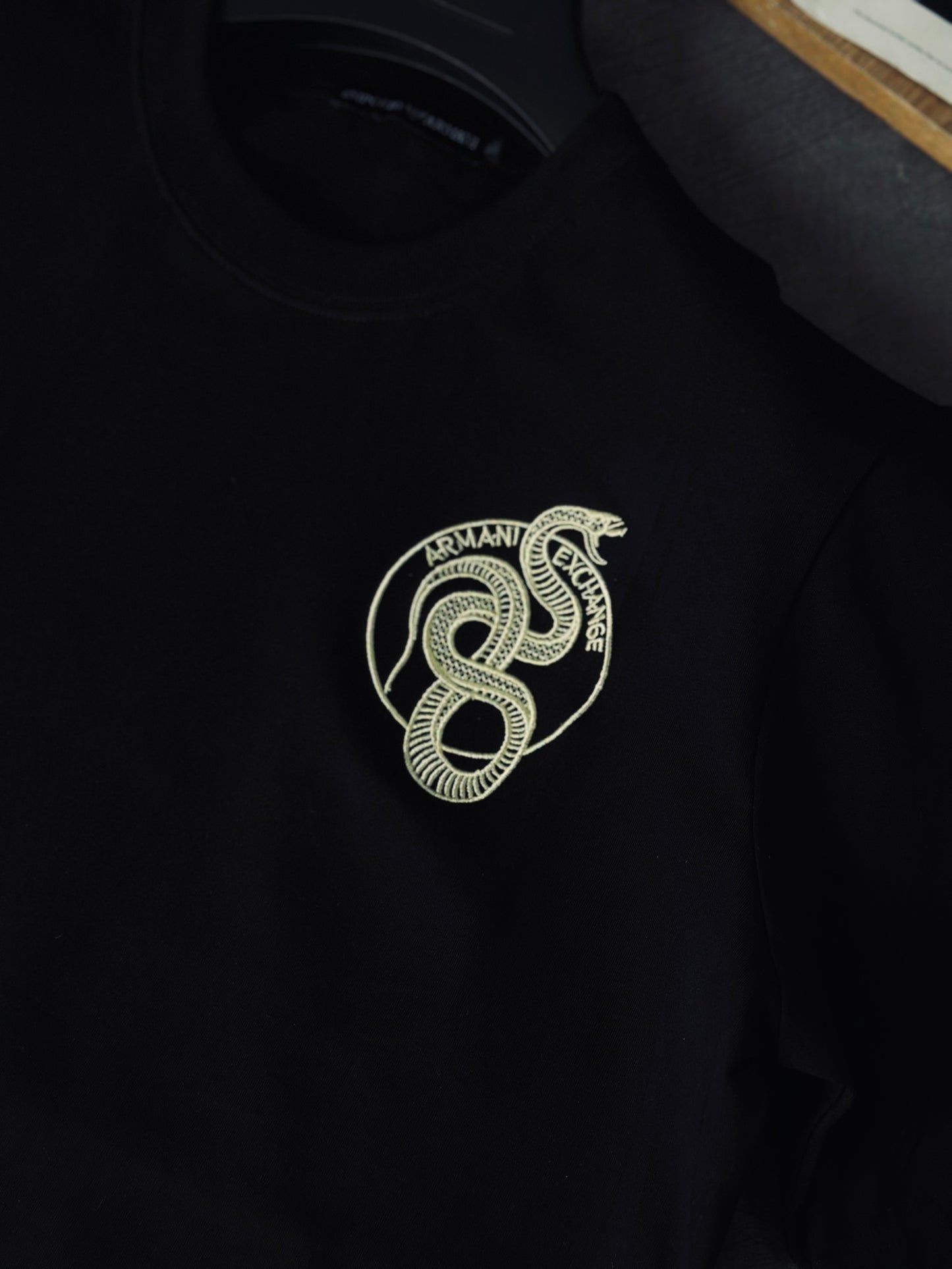 CAMISETA SLIM ARM NEGRA SERPIENTE
