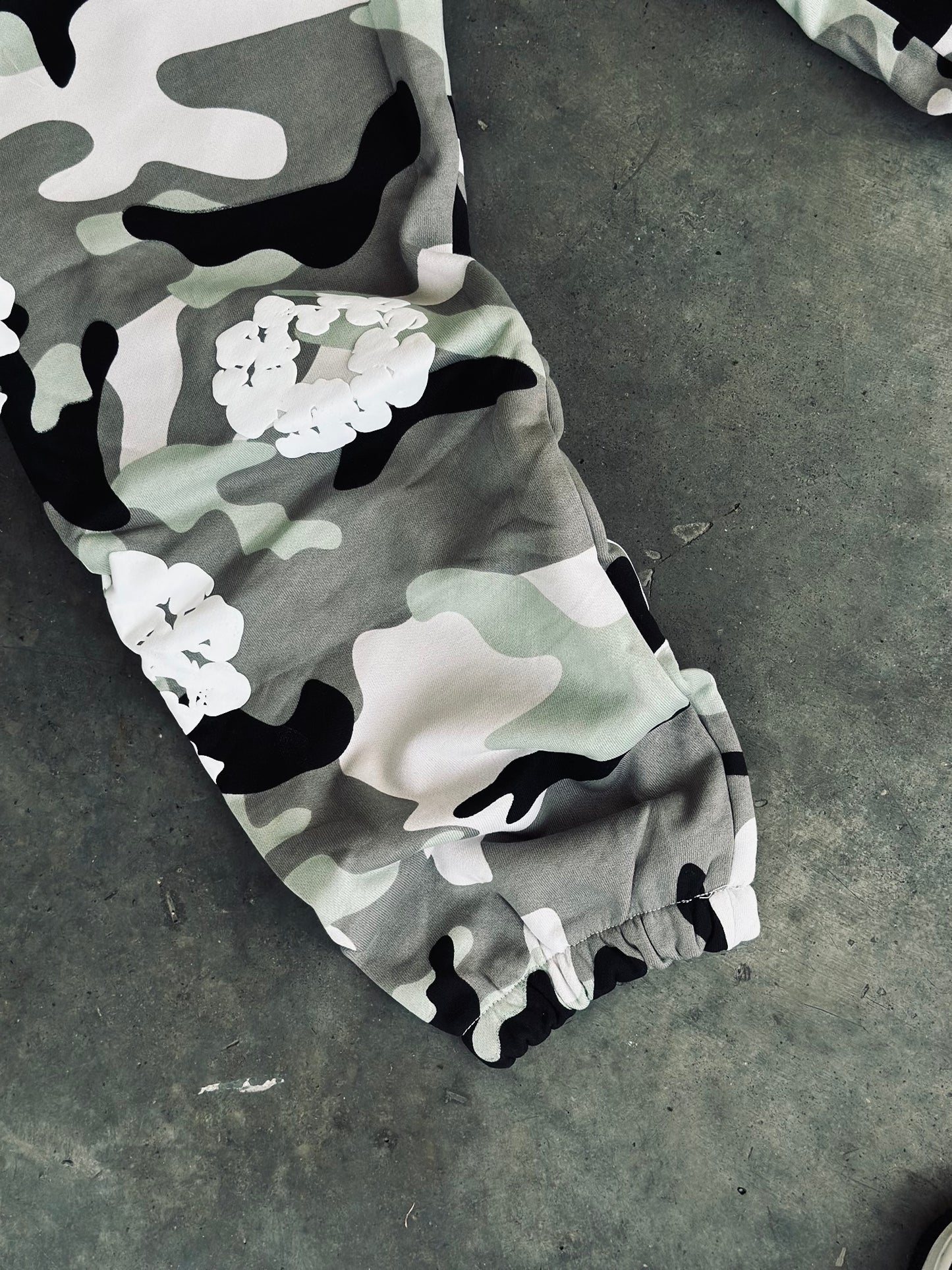JOGGER DEN CAMUFLADO FLOR BLANCA