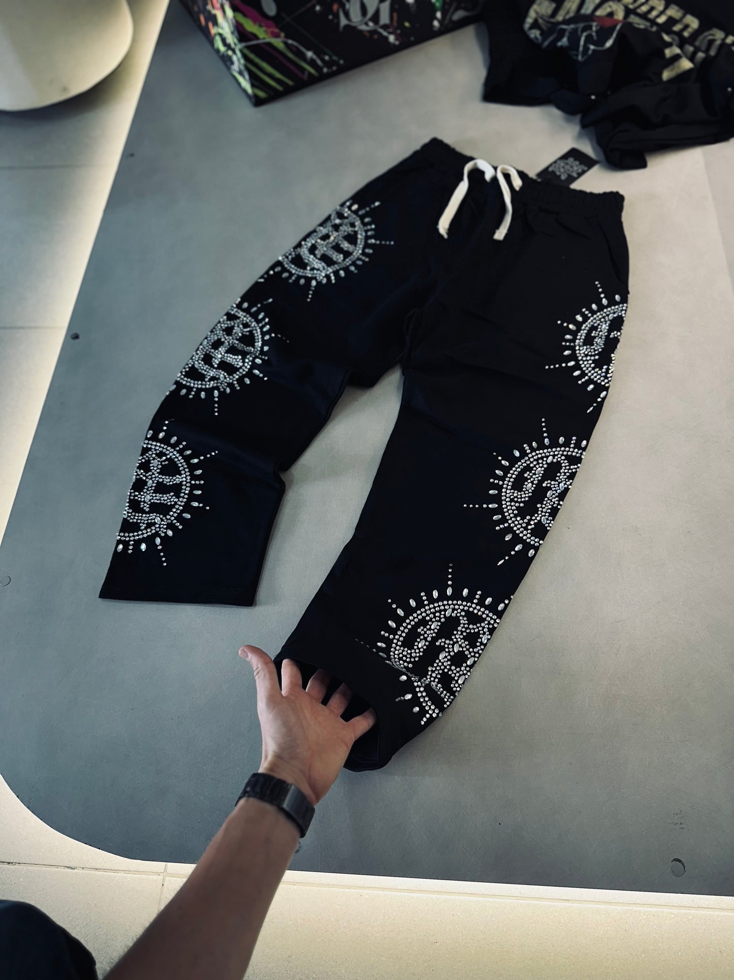 SUDADERA EMO NEGRA RHINESTONE SOL