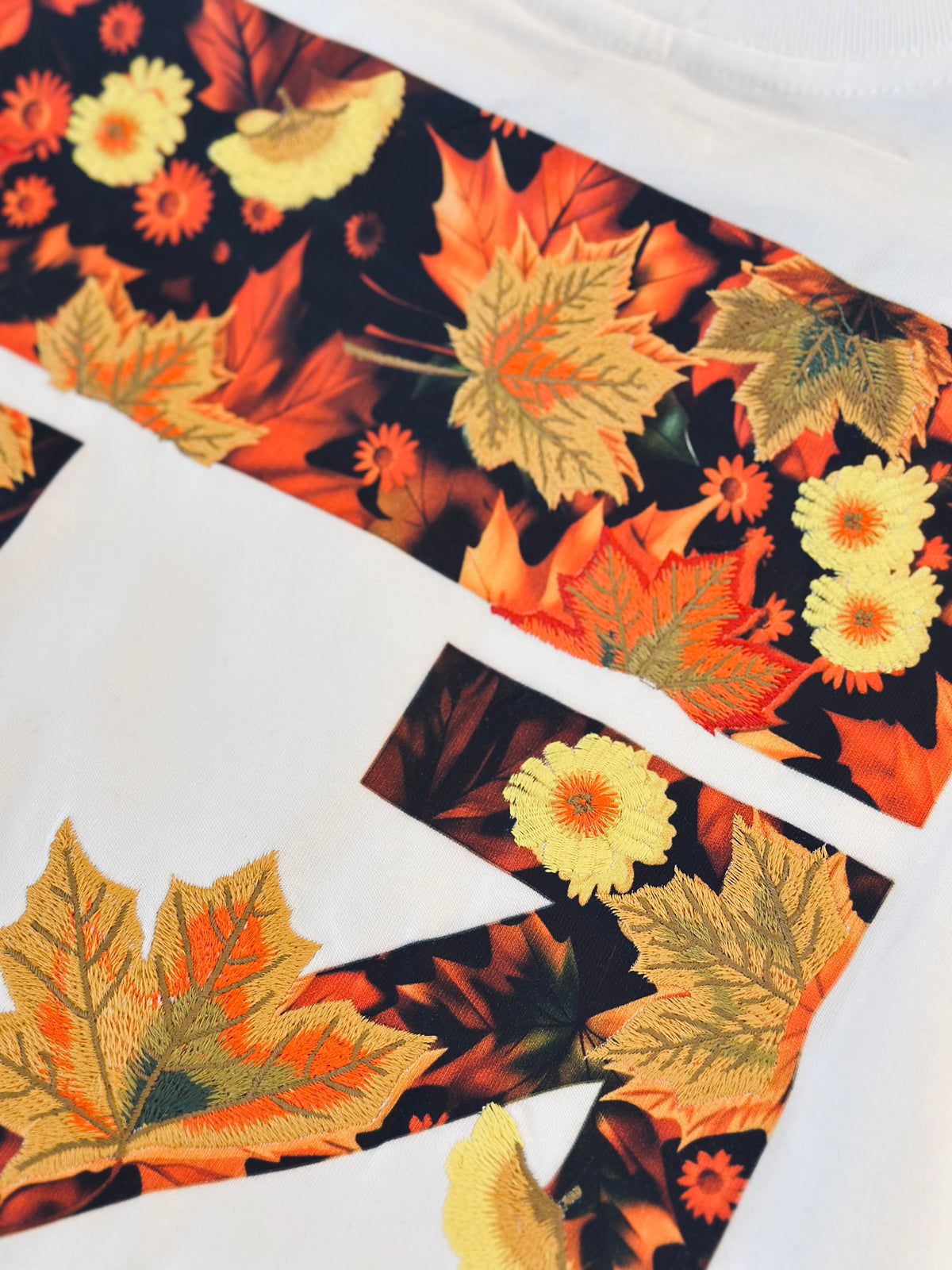 CAMISETA OVERSIZE OFF BLANCA FLORES OTOÑO