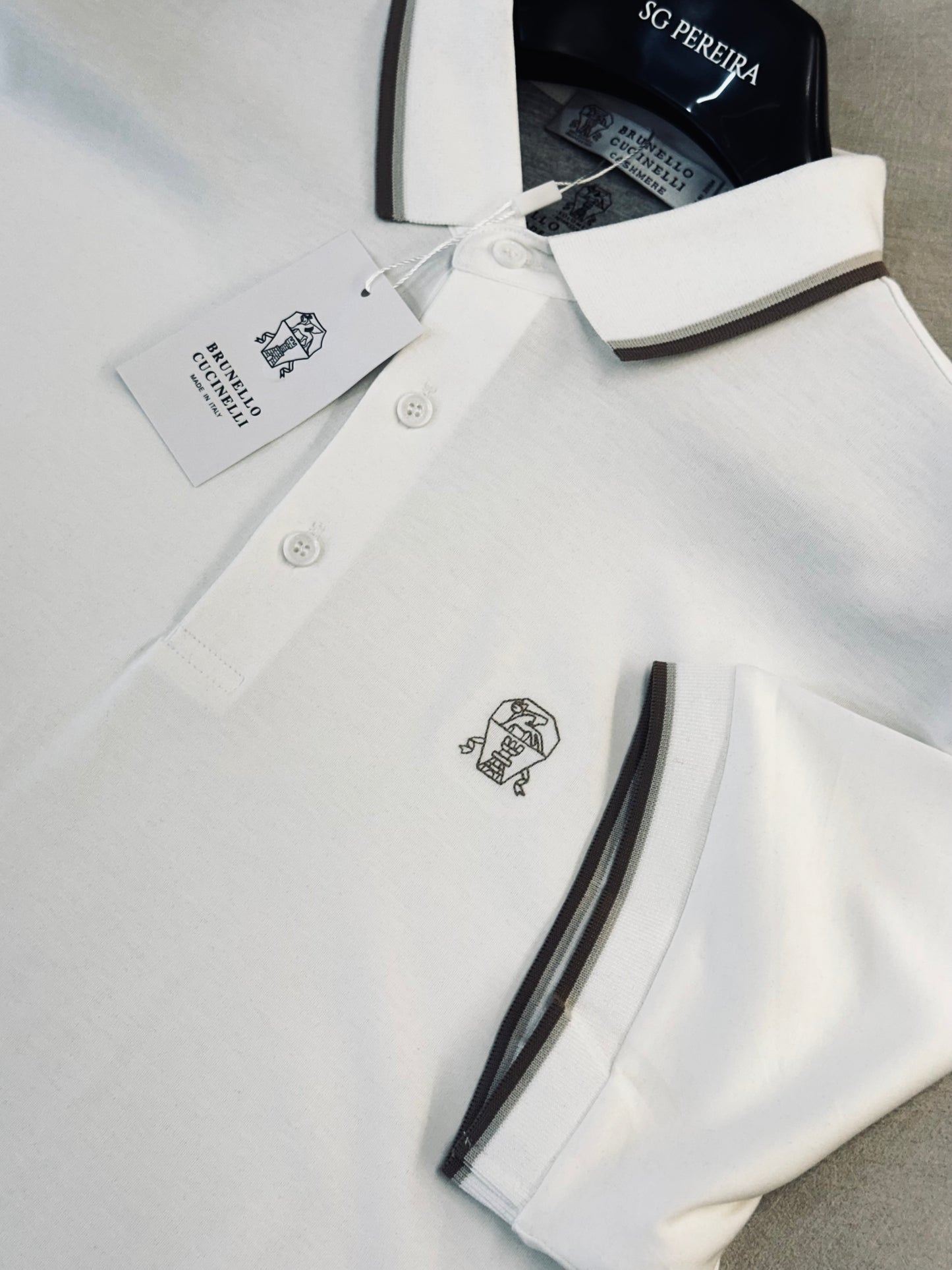 CAMISETA POLO BRU BLANCA CUELLO LINEA CAFÉ