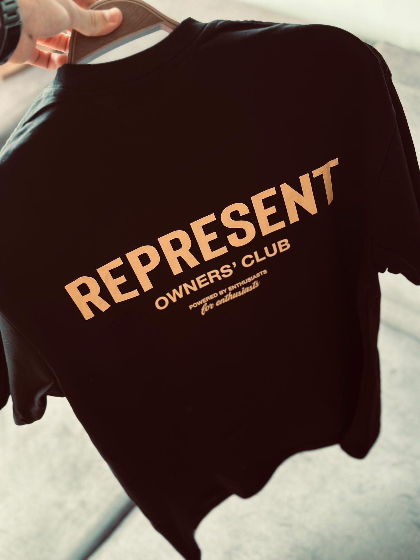 CAMISETA OVERSIZE TC REP NEGRA REPRES AMARILLO