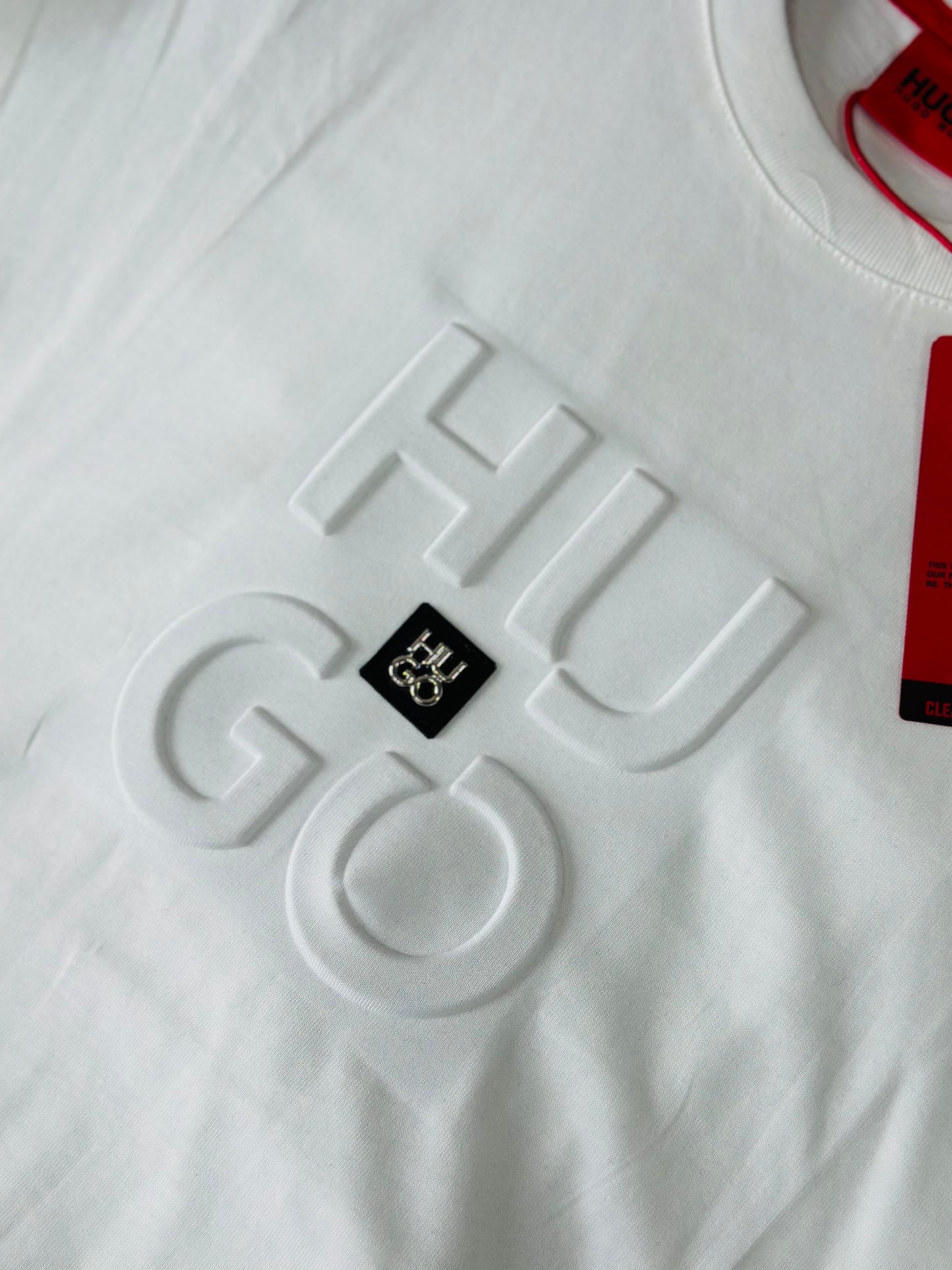 CAMISETA SLIM HUG BLANCA BURBUJA PLACA PLATEADA