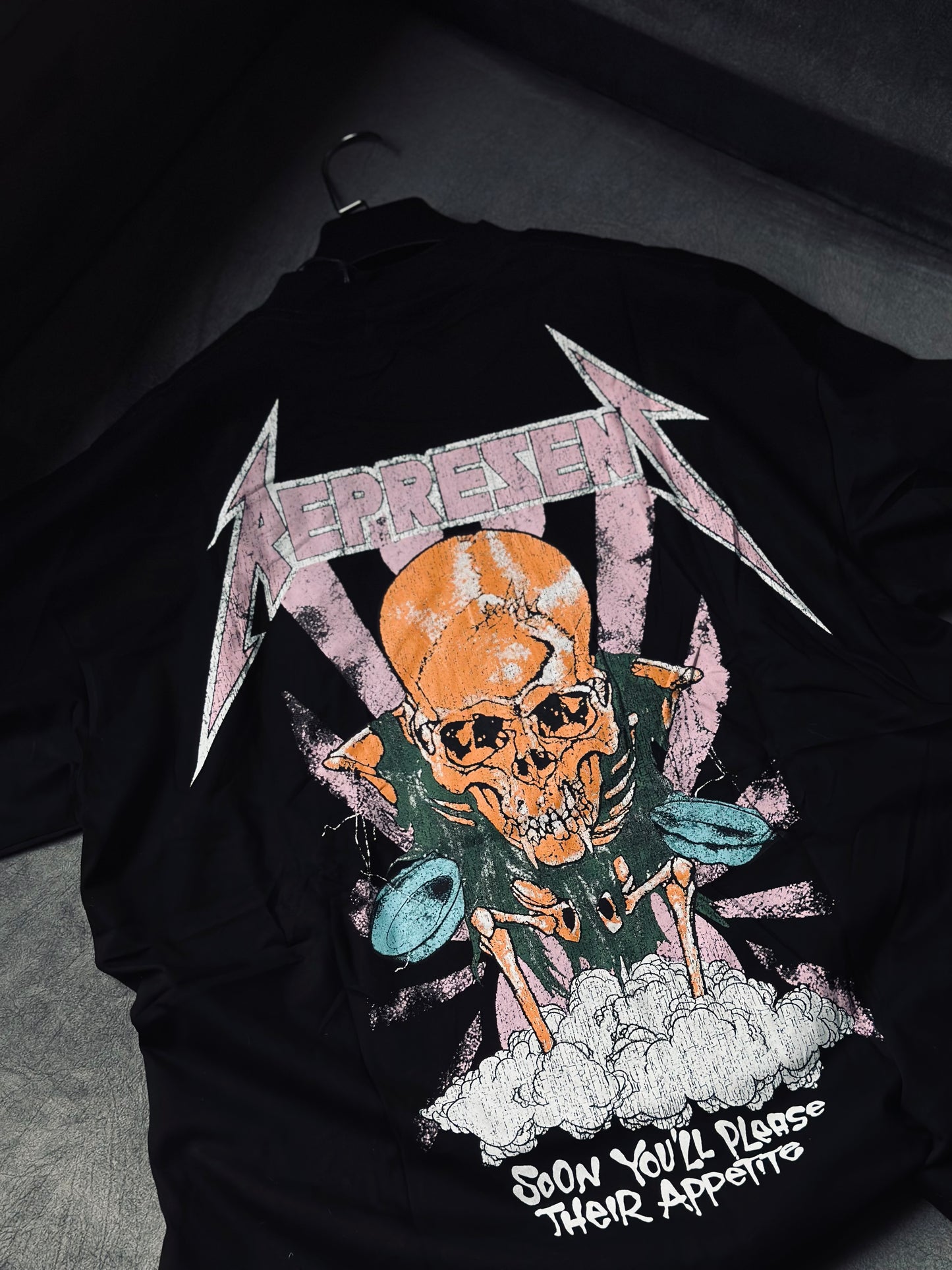 CAMISETA OVERSIZE REP NEGRA METALLICA ESCULTURA