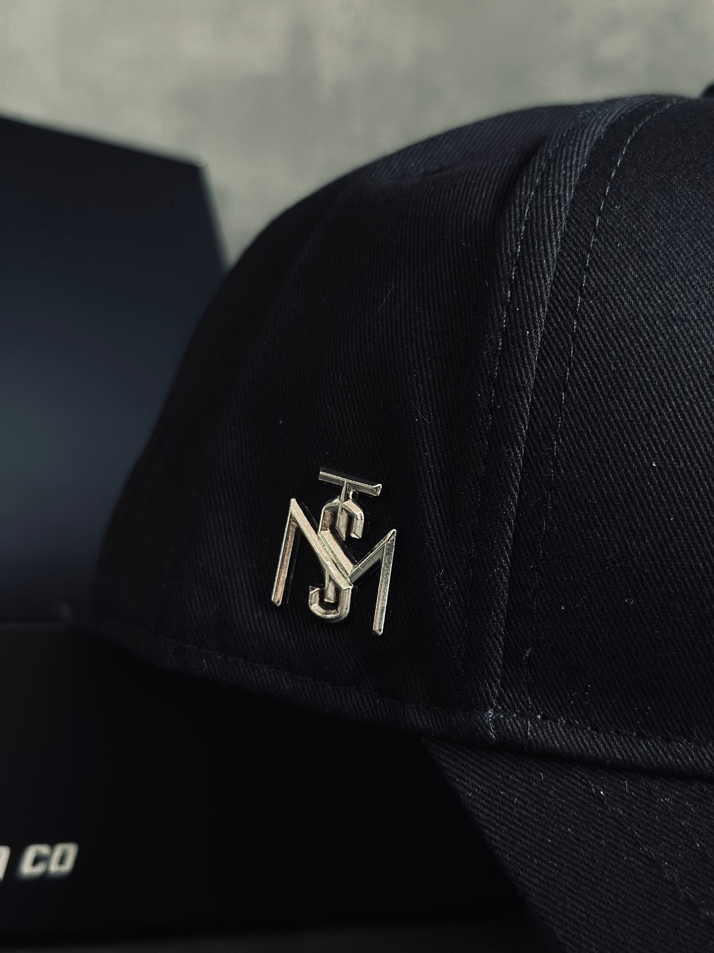 GORRA PREMIUM MON NEGRA CUADRO GRIS COUT