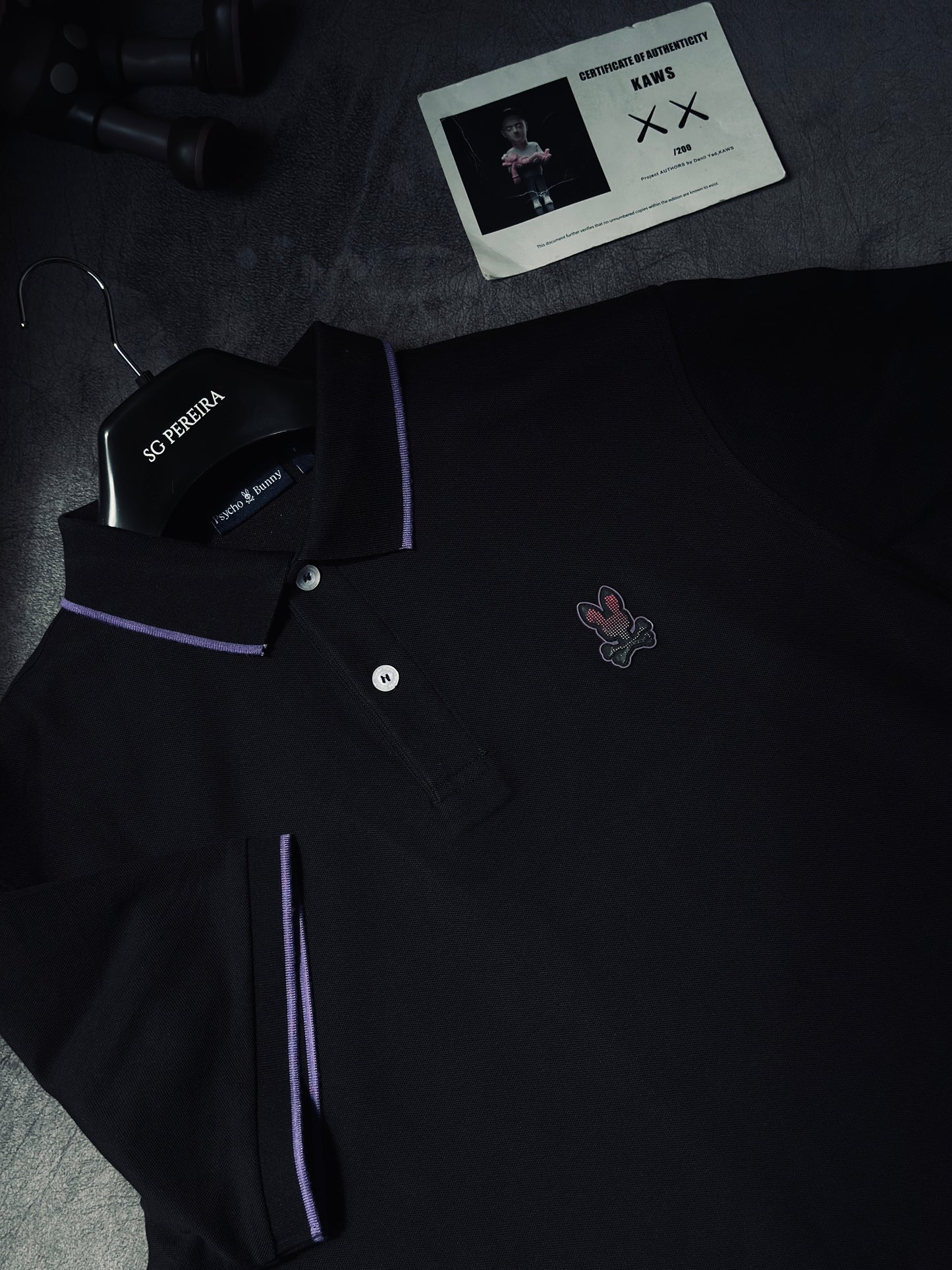 CAMISETA POLO PSY NEGRA LINEA MORADA