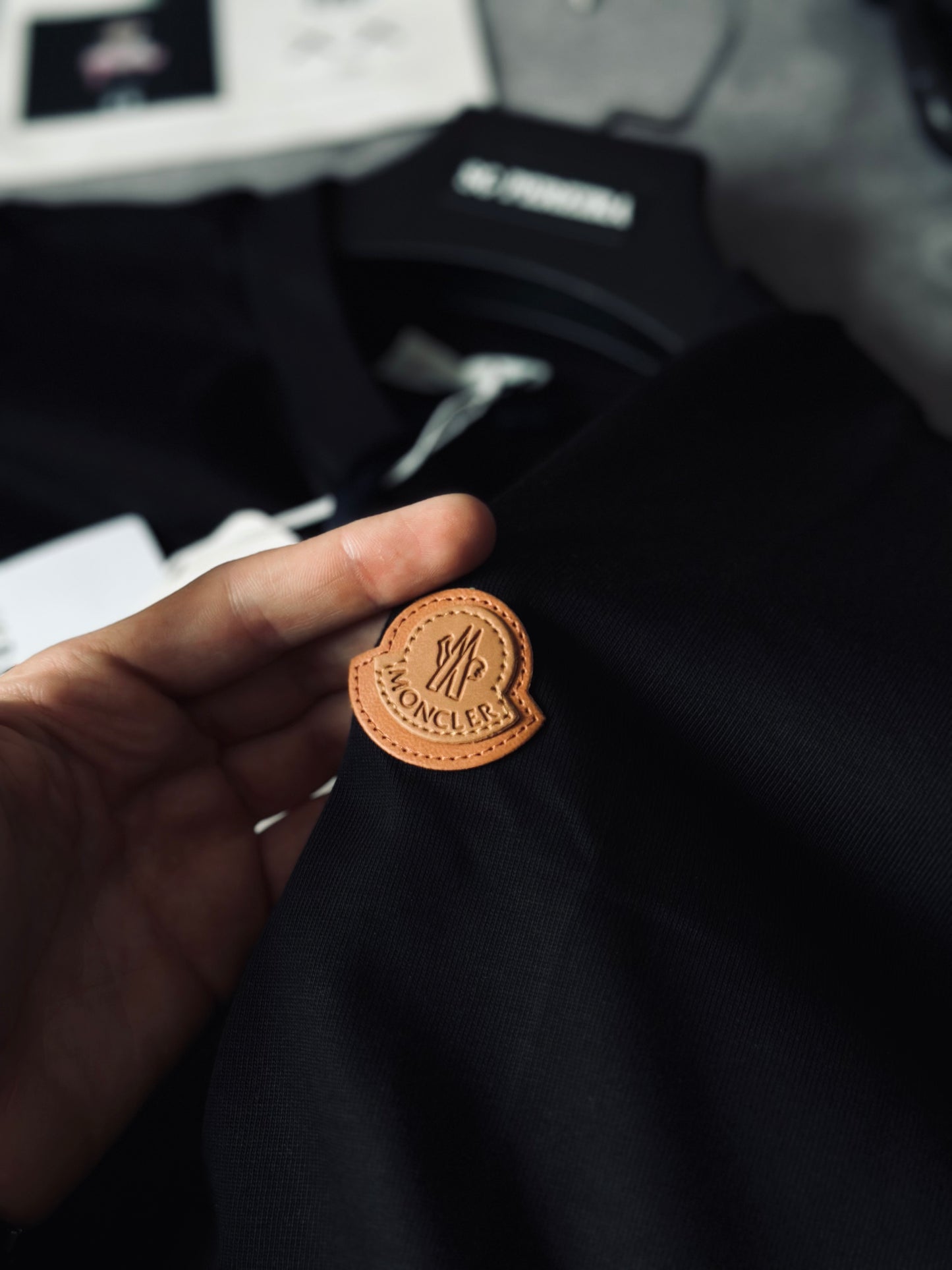 CAMISETA OVERSIZE MON NEGRA LOGO CAFÉ