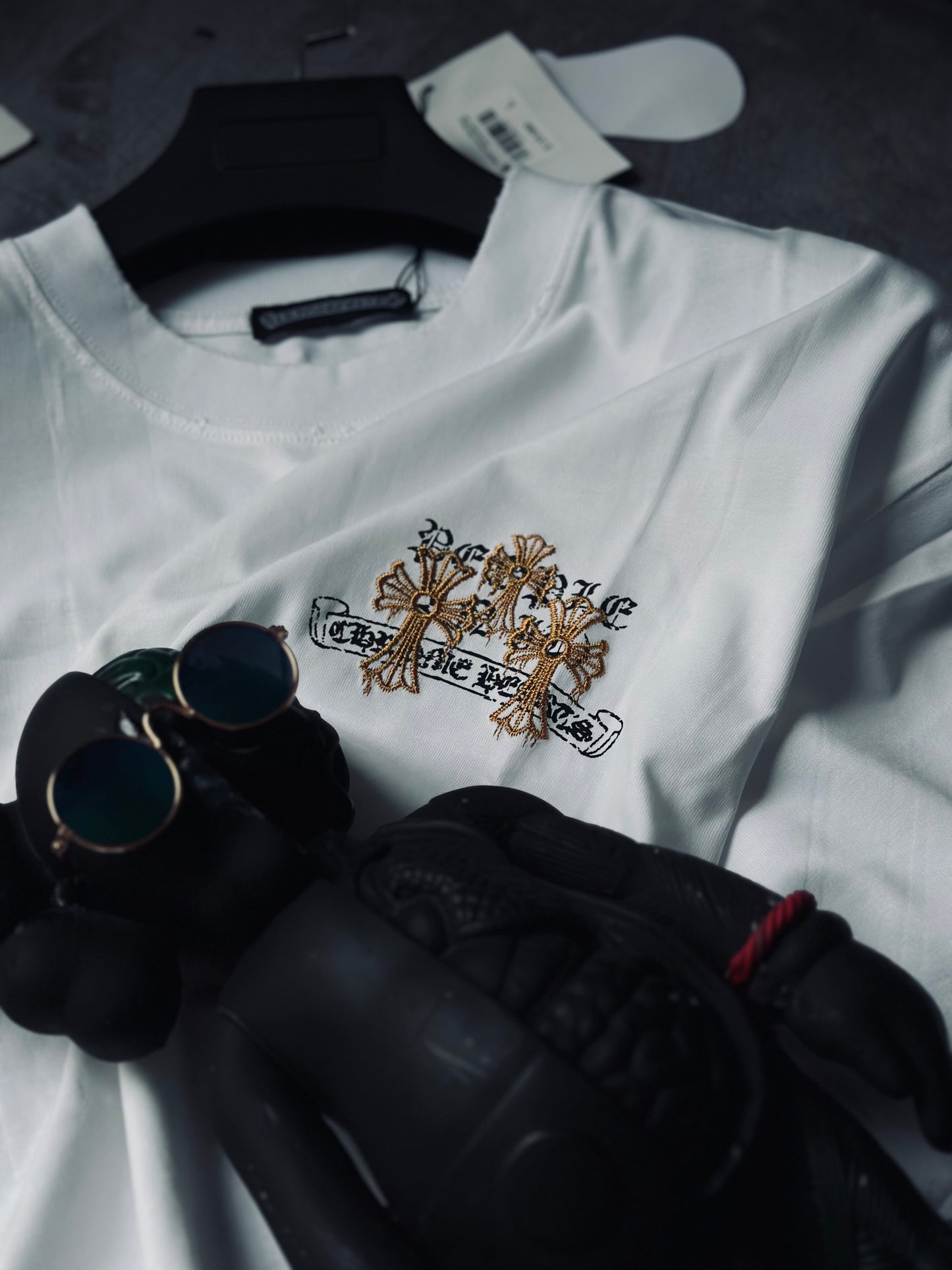 CAMISETA OVERSIZE CHR BLANCA CRUZ BORDADO CAFÉ