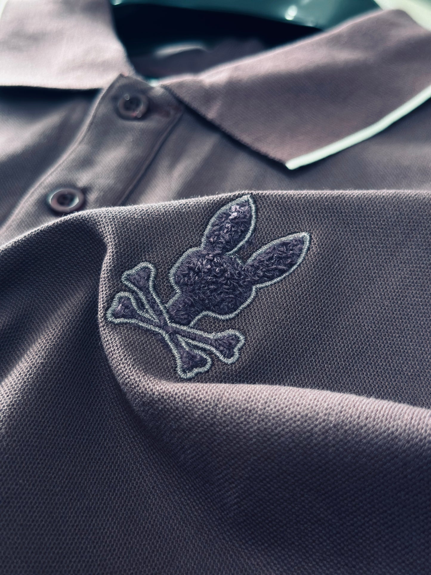 CAMISETA POLO PSY MORADA LOGO GAMUSA