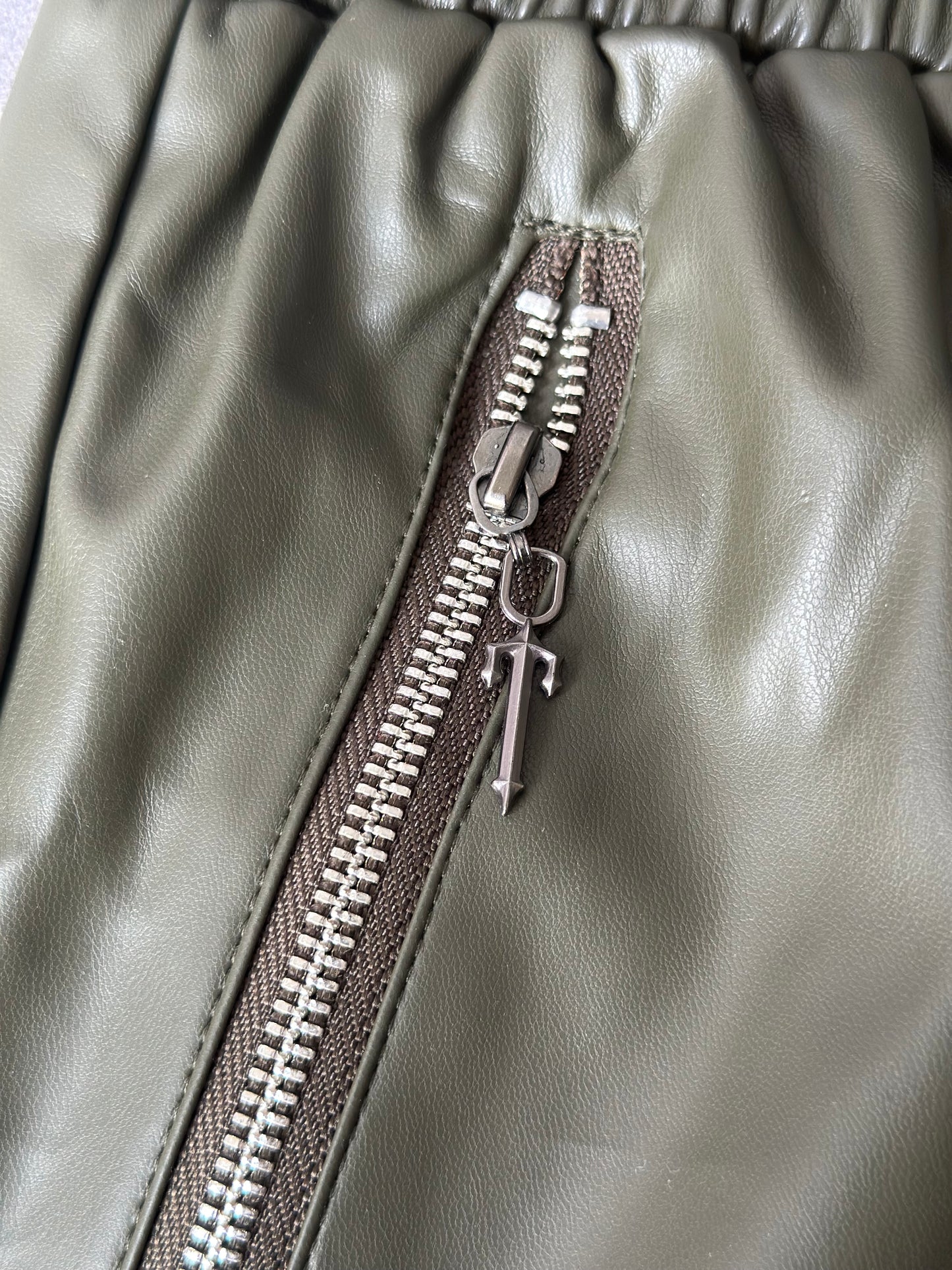 PANTALONETA TRA VERDE CUERINA