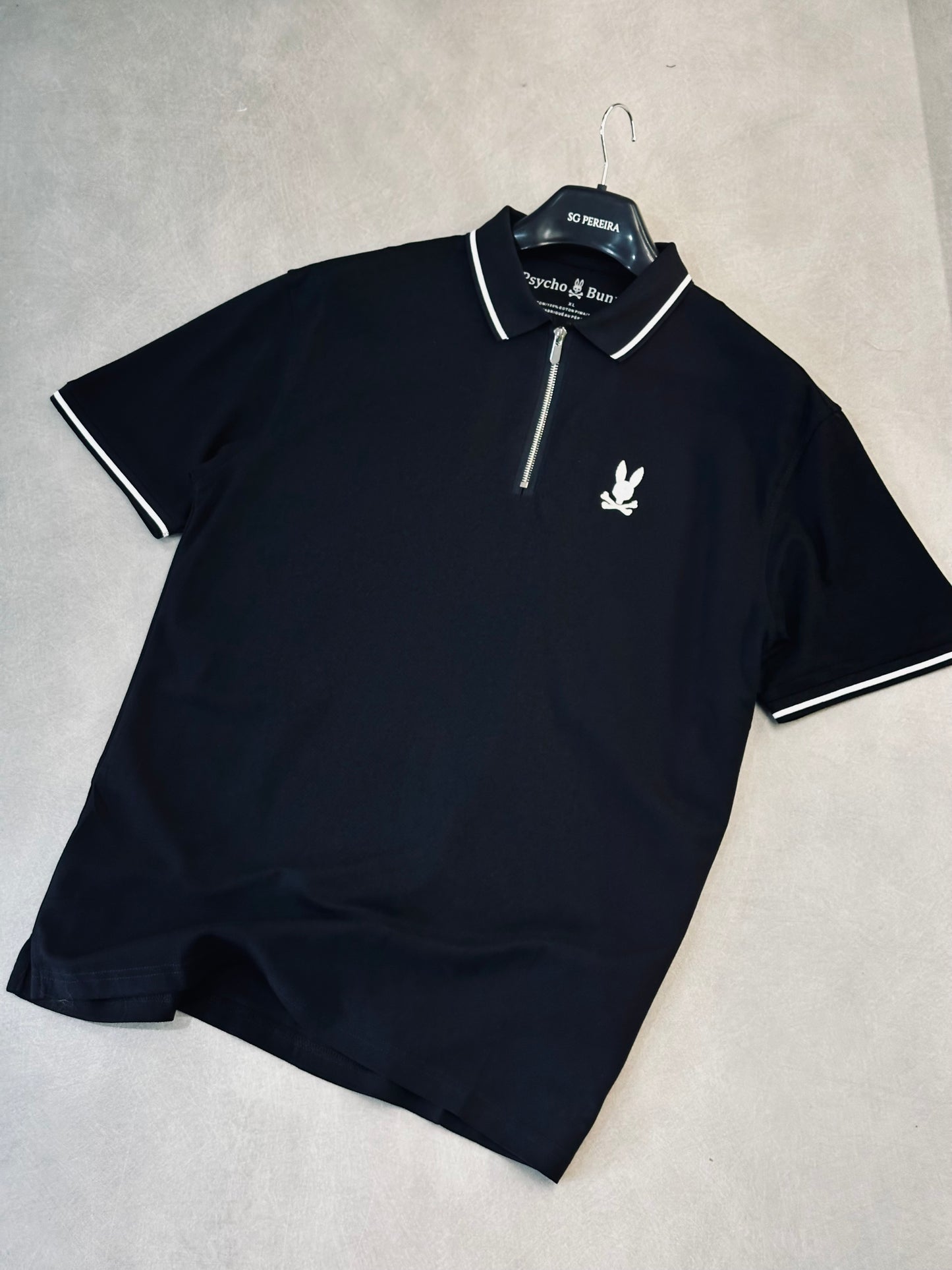 CAMISETA POLO PSY NEGRA CREMALLERA CONEJO BLANCO