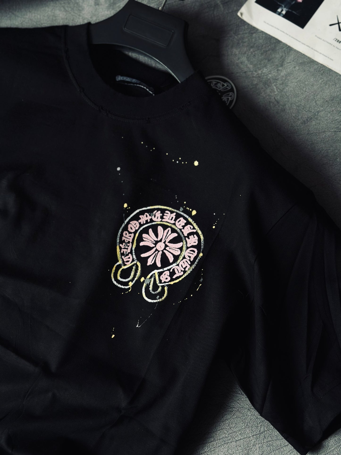 CAMISETA OVERSIZE CHR NEGRA ROSADO AMARILLO