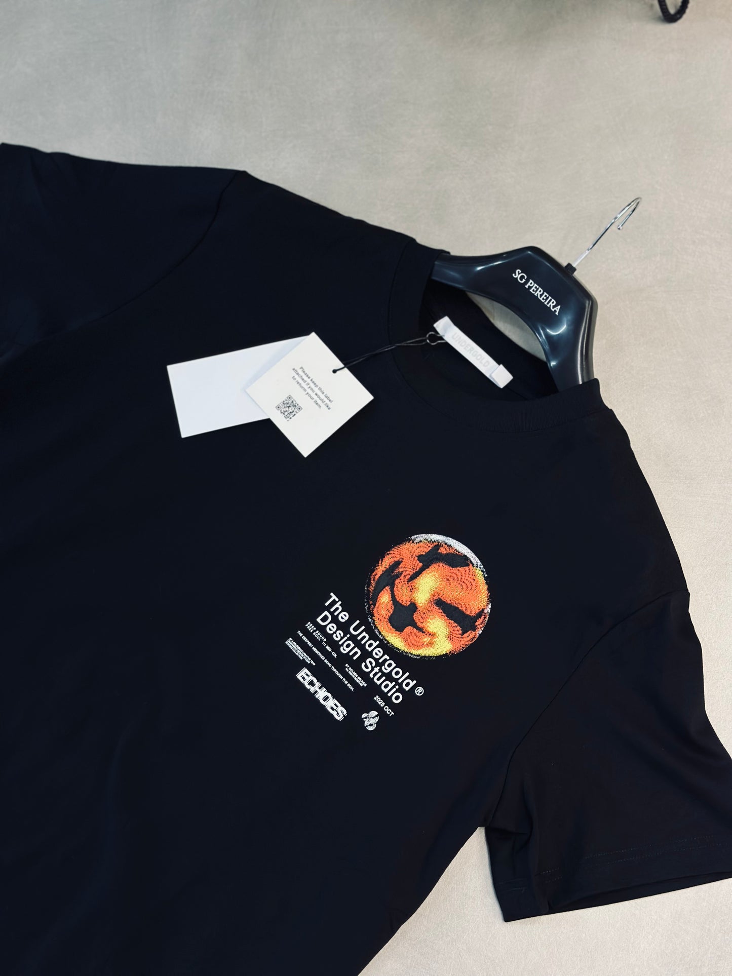 CAMISETA SLIM UND NEGRA ESFERA FUEGO