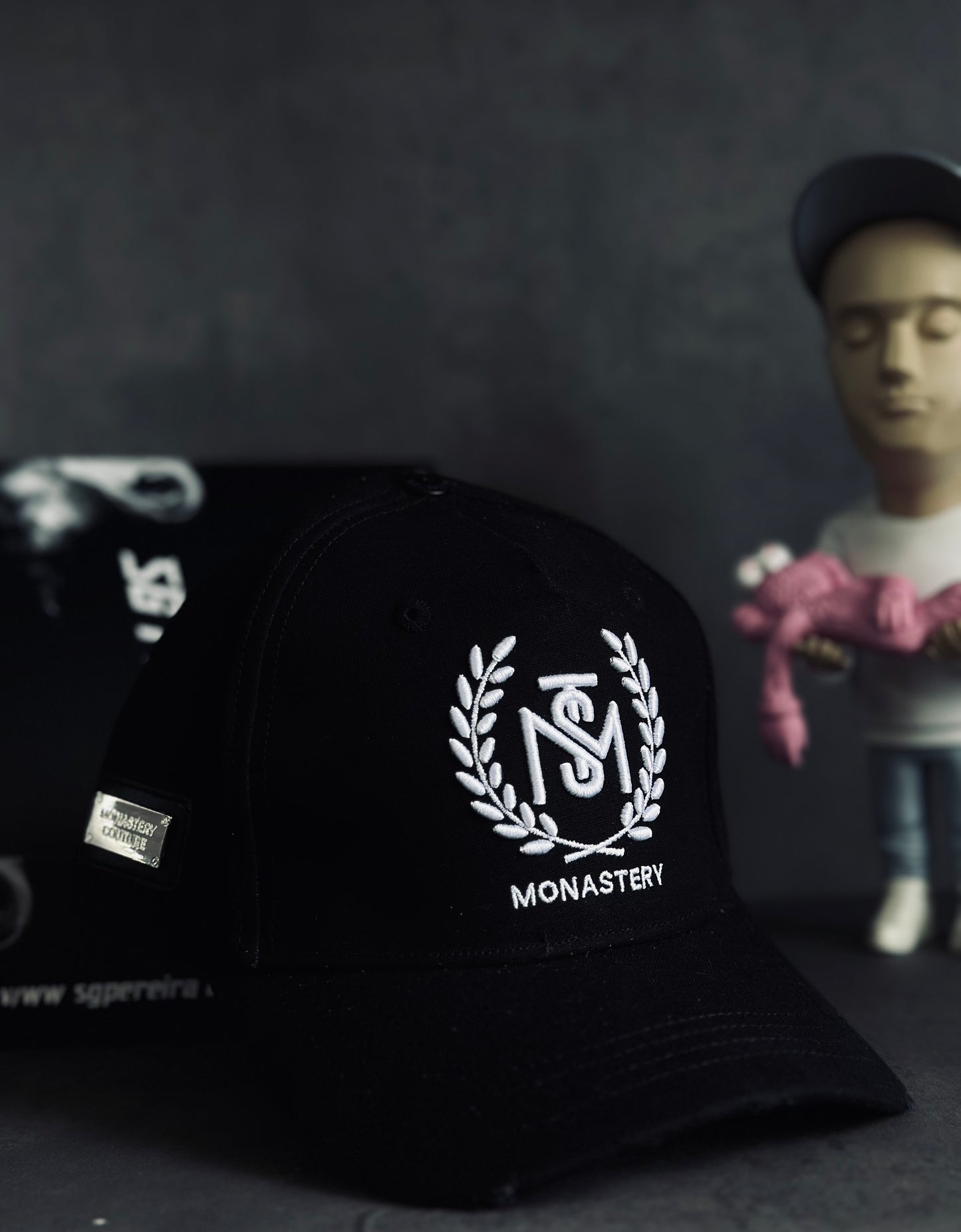 GORRA PREMIUM MON NEGRA MST RAMAS BLANCO