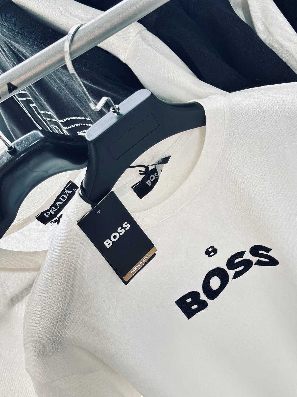 CAMISETA SEMI OVERSIZE BOS BLANCA 8 BORDADO