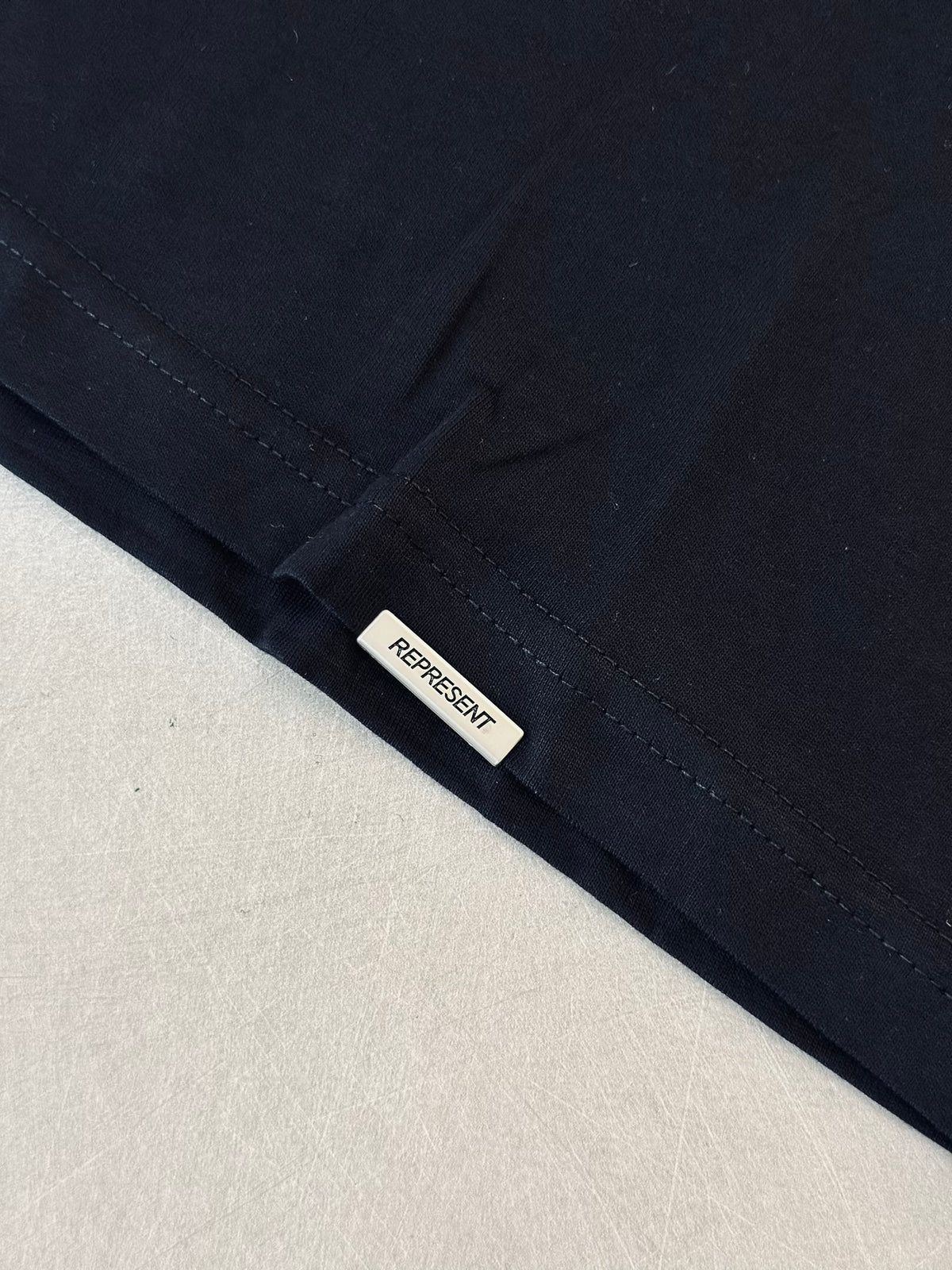 CAMISETA OVERSIZE REP NEGRA REP PLATEADO