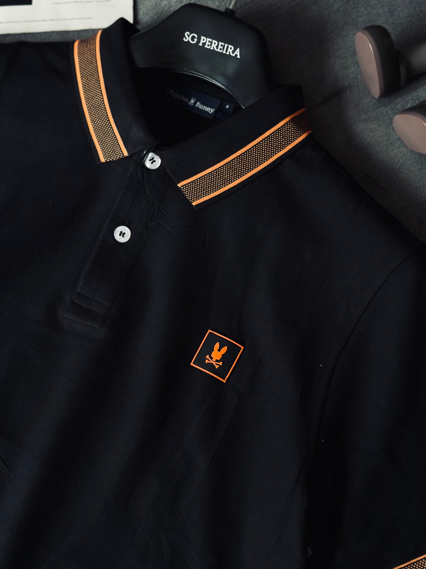 CAMISETA POLO PSY NEGRA CUELLO NARANJA