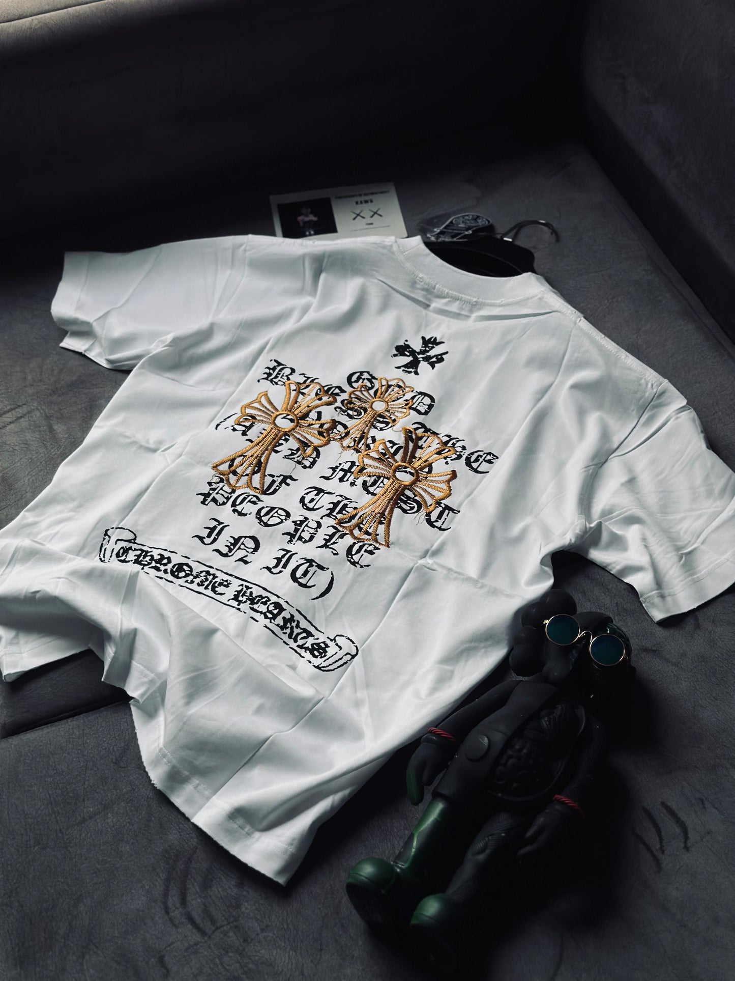 CAMISETA OVERSIZE CHR BLANCA CRUZ BORDADO CAFÉ