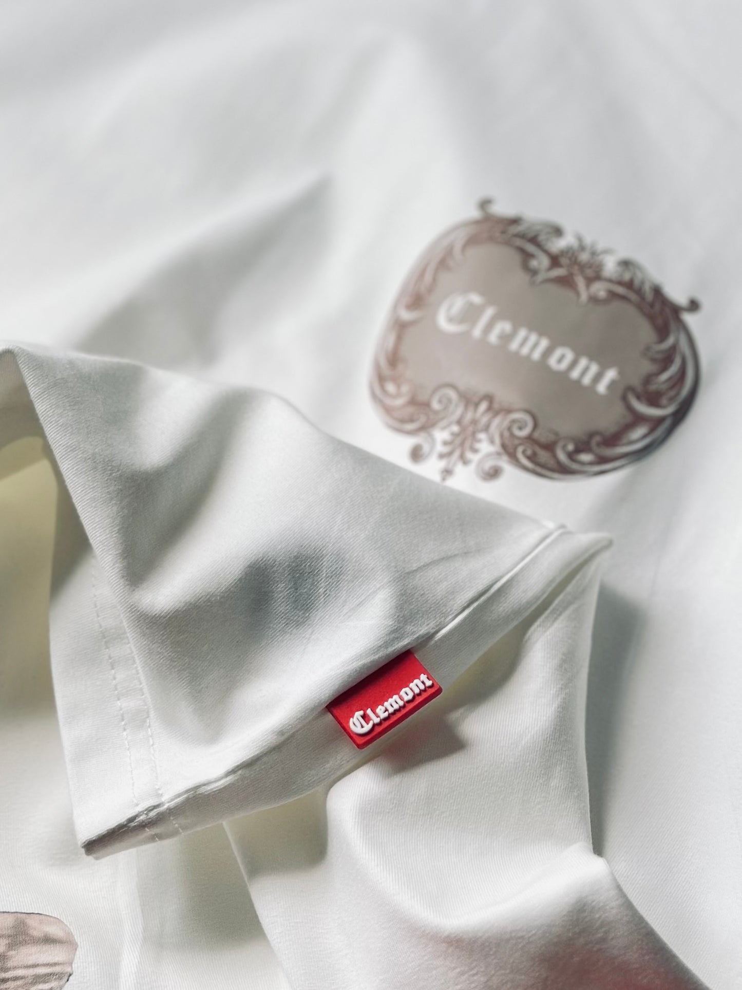 CAMISETA SLIM CLE BLANCA BORDE CAFÉ