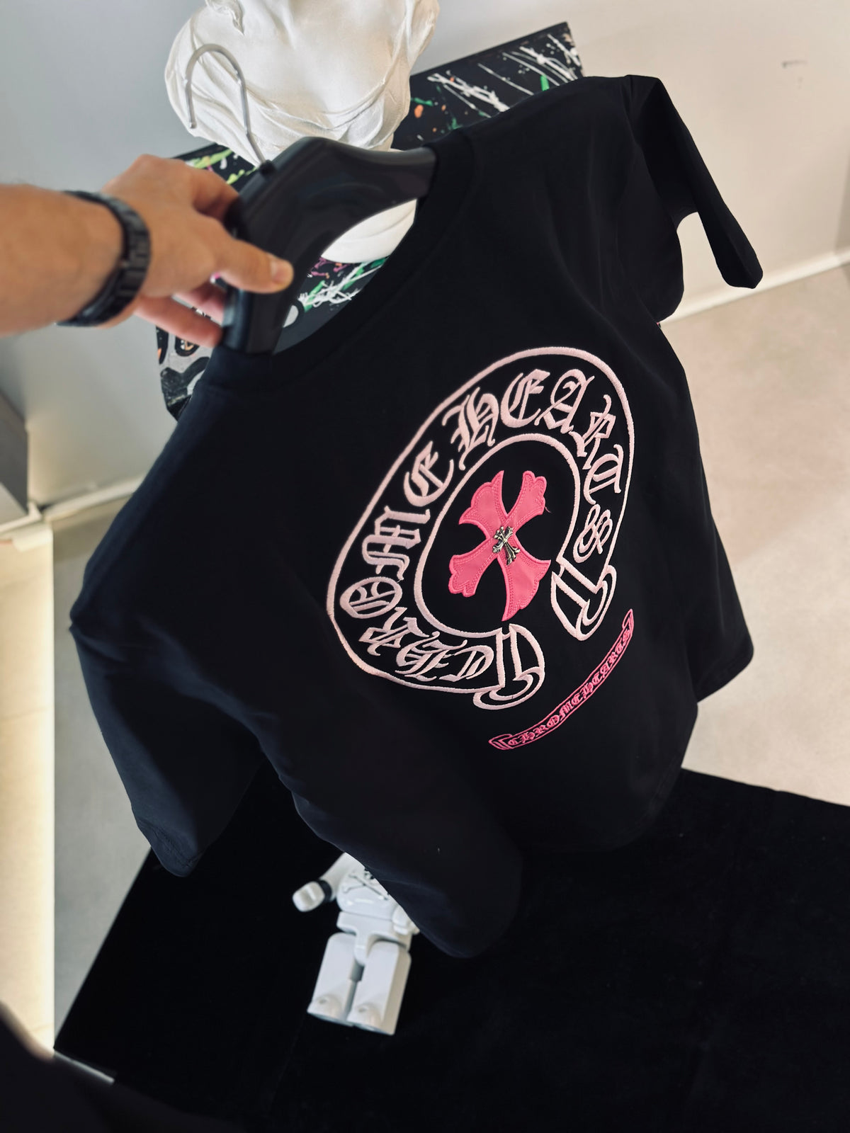 CAMISETA OVERSIZE CHR NEGRA CRUCES ROSADAS